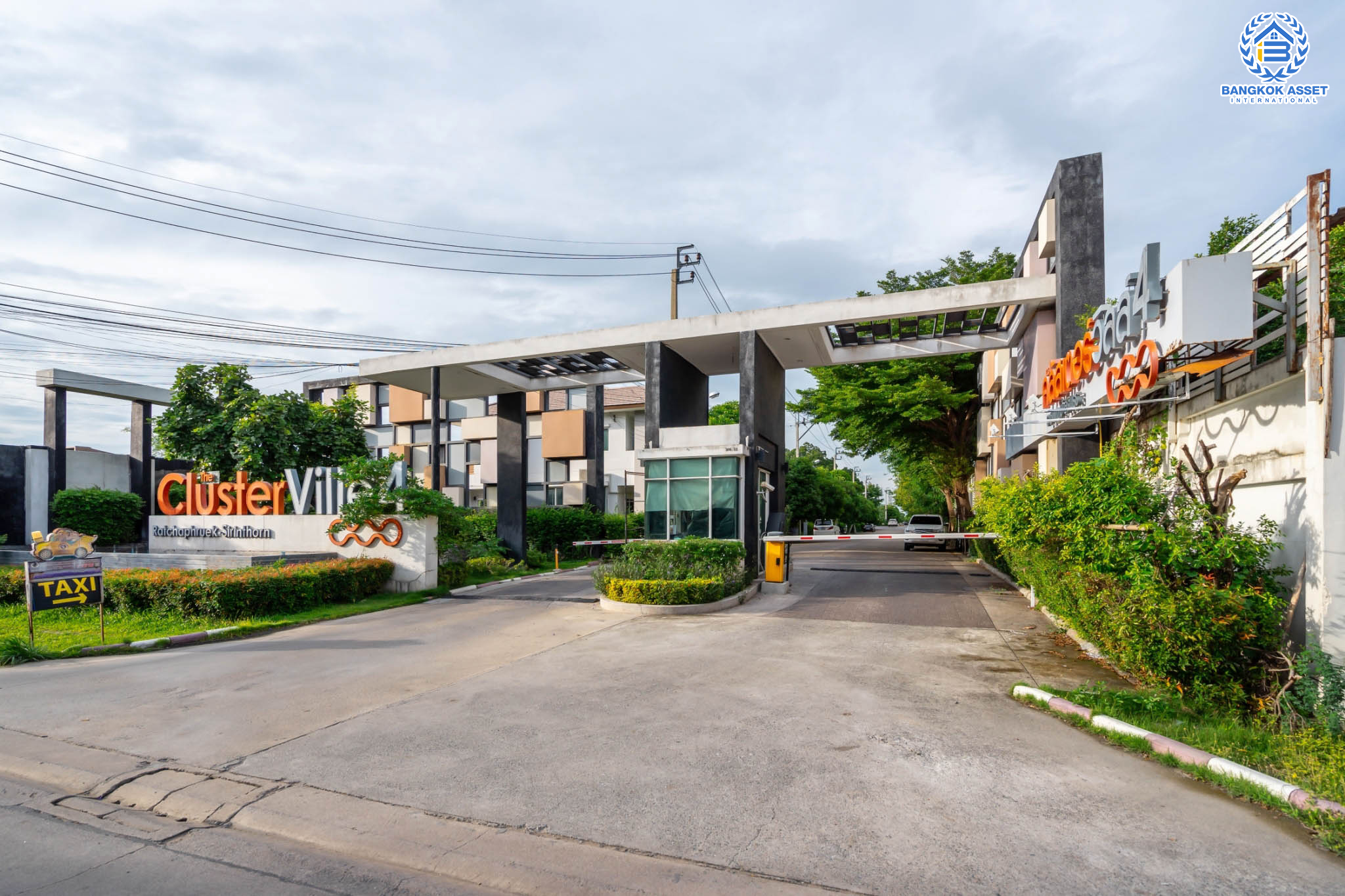 บ้านแฝดมือสองนนทบุรี ม.เดอะคลัสเตอร์วิลล์4 ราชพฤกษ์-สิรินธร เนื้อที่ 40.5 ตร.ว. ฟังก์ชันระดับบ้านเดี่ยว 3 ห้องนอน 3 ห้องน้ำ จอดรถได้ 2 คัน พร้อมพื้นที่ใช้สอย 150 ตร.ม. Facilitie ครบครัน การเดินทางสะดวก ใกล้วงเวียนพระรามห้า, The Walk และจุดขึ้นทางด่วน "ศรีรัช"...