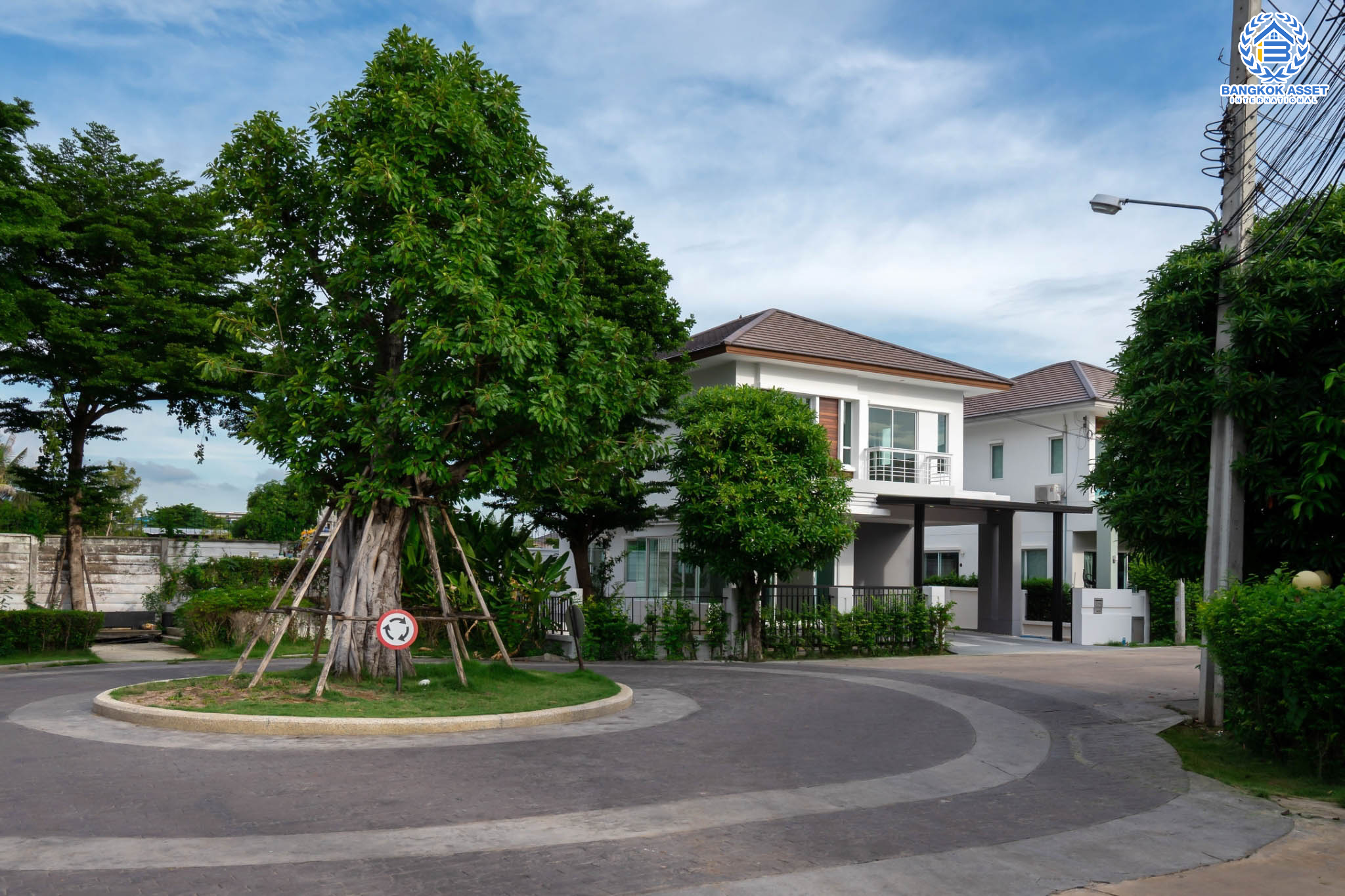 บ้านแฝดมือสองนนทบุรี ม.เดอะคลัสเตอร์วิลล์4 ราชพฤกษ์-สิรินธร เนื้อที่ 40.5 ตร.ว. ฟังก์ชันระดับบ้านเดี่ยว 3 ห้องนอน 3 ห้องน้ำ จอดรถได้ 2 คัน พร้อมพื้นที่ใช้สอย 150 ตร.ม. Facilitie ครบครัน การเดินทางสะดวก ใกล้วงเวียนพระรามห้า, The Walk และจุดขึ้นทางด่วน "ศรีรัช"...