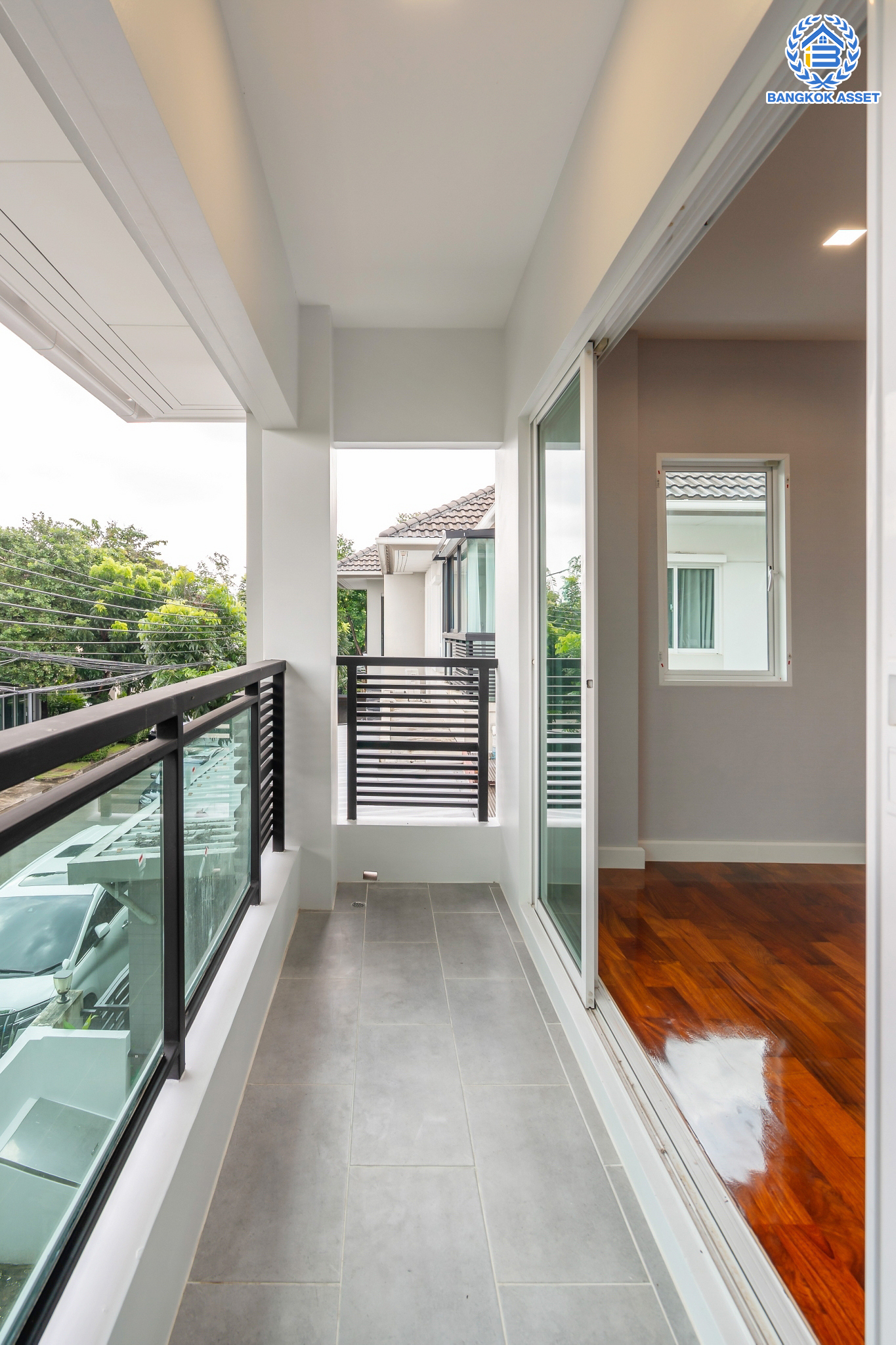 บ้านมือสองตกแต่งใหม่ แบรนด์สุดหรูจาก SC ASSET ม.บางกอกบูเลอวาร์ด สาทร-ปิ่นเกล้า ถนนเมน เนื้อที่ 72.7 ตร.ว. กว้างขวางบนพื้นที่ใช้สอยกว่า 311 ตร.ม. ฟังก์ชันจัดเต็ม 4 ห้องนอน 4 ห้องน้ำ (ห้องนอนทุกห้องมีห้องน้ำในตัว) จอดรถได้ 3 คัน บนทำเลใจกลางราชพฤกษ์ ใกล้ทางด่วน "ศรีรัช" พร้อมเชื่อมสู่สาทร-ปิ่นเกล้า ได้อย่างรวดเร็ว