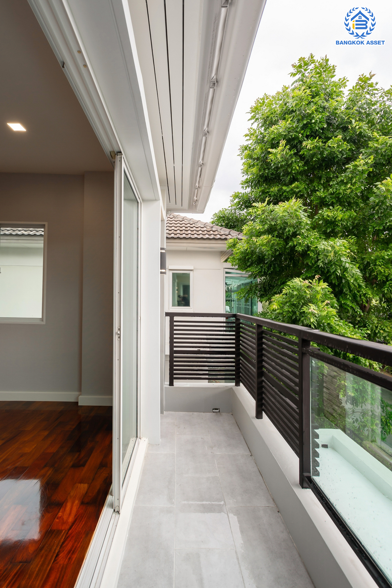 บ้านมือสองตกแต่งใหม่ แบรนด์สุดหรูจาก SC ASSET ม.บางกอกบูเลอวาร์ด สาทร-ปิ่นเกล้า ถนนเมน เนื้อที่ 72.7 ตร.ว. กว้างขวางบนพื้นที่ใช้สอยกว่า 311 ตร.ม. ฟังก์ชันจัดเต็ม 4 ห้องนอน 4 ห้องน้ำ (ห้องนอนทุกห้องมีห้องน้ำในตัว) จอดรถได้ 3 คัน บนทำเลใจกลางราชพฤกษ์ ใกล้ทางด่วน "ศรีรัช" พร้อมเชื่อมสู่สาทร-ปิ่นเกล้า ได้อย่างรวดเร็ว