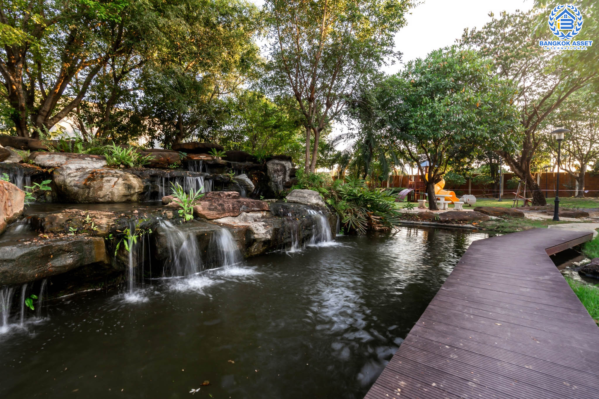 บ้านมือสองตกแต่งใหม่ แบรนด์สุดหรูจาก SC ASSET ม.บางกอกบูเลอวาร์ด สาทร-ปิ่นเกล้า ถนนเมน เนื้อที่ 72.7 ตร.ว. กว้างขวางบนพื้นที่ใช้สอยกว่า 311 ตร.ม. ฟังก์ชันจัดเต็ม 4 ห้องนอน 4 ห้องน้ำ (ห้องนอนทุกห้องมีห้องน้ำในตัว) จอดรถได้ 3 คัน บนทำเลใจกลางราชพฤกษ์ ใกล้ทางด่วน "ศรีรัช" พร้อมเชื่อมสู่สาทร-ปิ่นเกล้า ได้อย่างรวดเร็ว