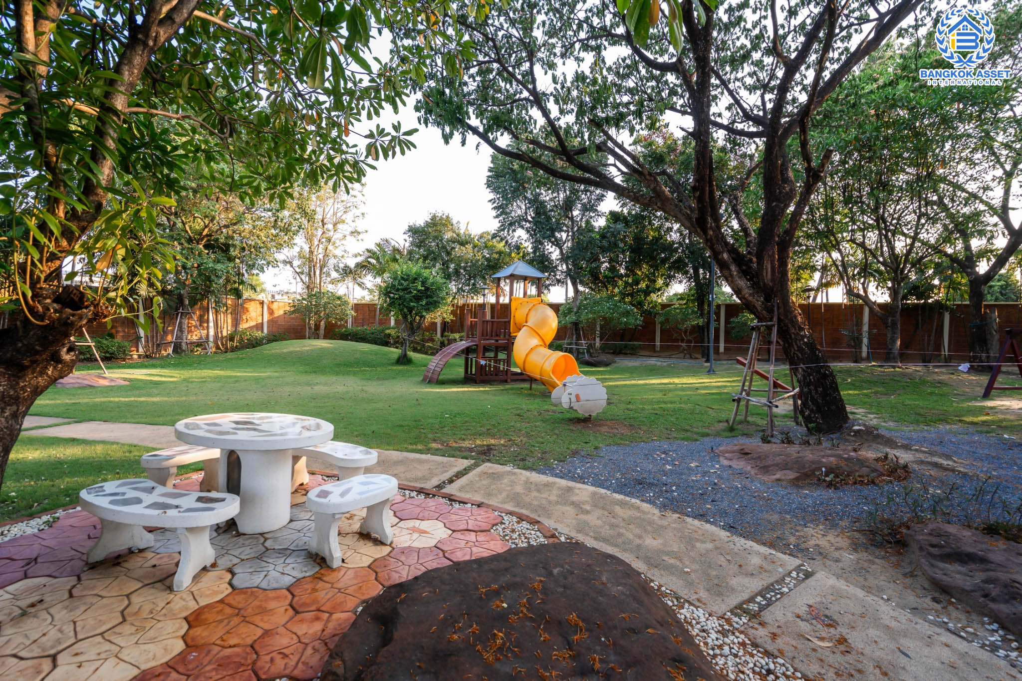 บ้านมือสองตกแต่งใหม่ แบรนด์สุดหรูจาก SC ASSET ม.บางกอกบูเลอวาร์ด สาทร-ปิ่นเกล้า ถนนเมน เนื้อที่ 72.7 ตร.ว. กว้างขวางบนพื้นที่ใช้สอยกว่า 311 ตร.ม. ฟังก์ชันจัดเต็ม 4 ห้องนอน 4 ห้องน้ำ (ห้องนอนทุกห้องมีห้องน้ำในตัว) จอดรถได้ 3 คัน บนทำเลใจกลางราชพฤกษ์ ใกล้ทางด่วน "ศรีรัช" พร้อมเชื่อมสู่สาทร-ปิ่นเกล้า ได้อย่างรวดเร็ว