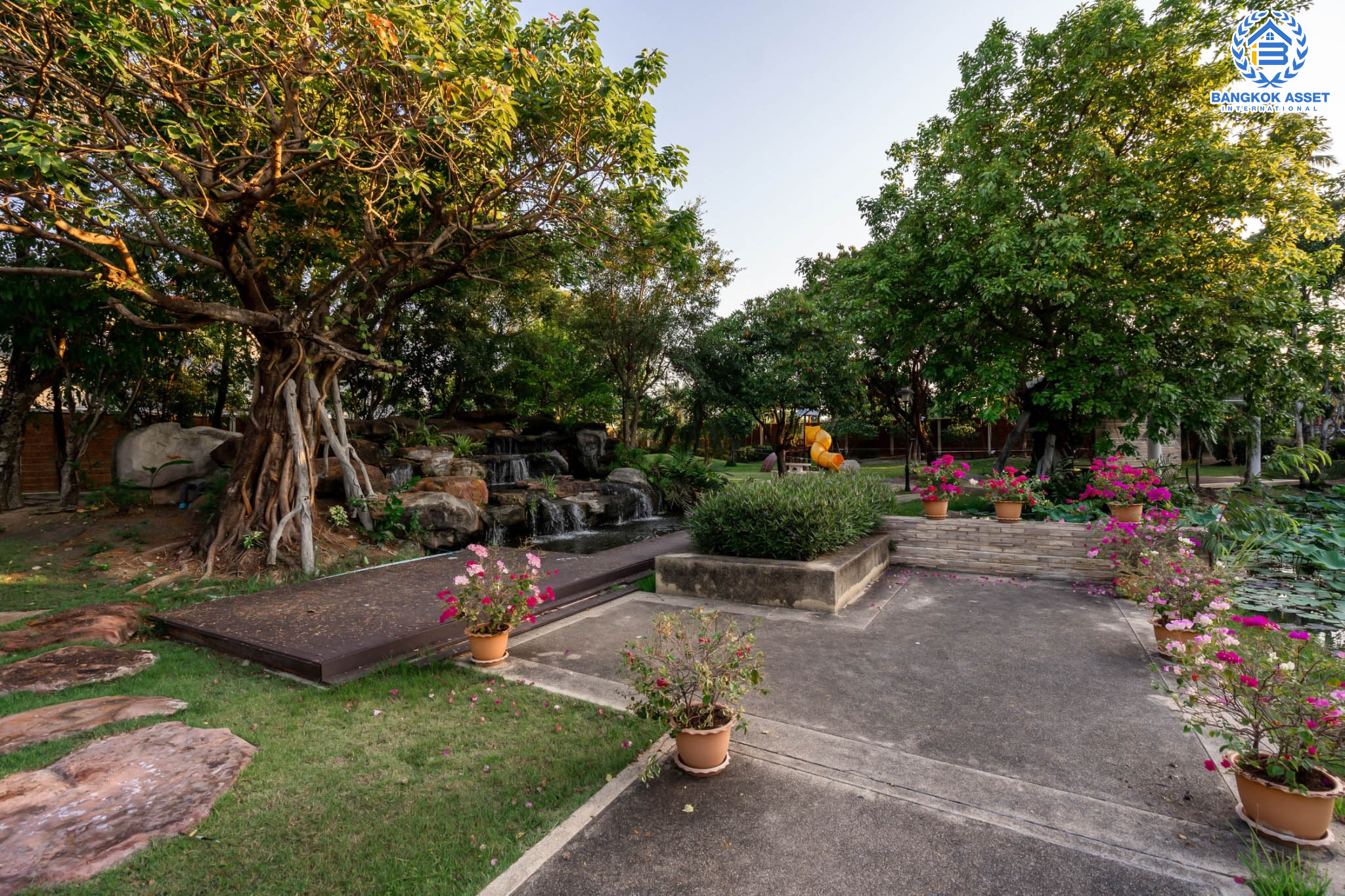 บ้านมือสองตกแต่งใหม่ แบรนด์สุดหรูจาก SC ASSET ม.บางกอกบูเลอวาร์ด สาทร-ปิ่นเกล้า ถนนเมน เนื้อที่ 72.7 ตร.ว. กว้างขวางบนพื้นที่ใช้สอยกว่า 311 ตร.ม. ฟังก์ชันจัดเต็ม 4 ห้องนอน 4 ห้องน้ำ (ห้องนอนทุกห้องมีห้องน้ำในตัว) จอดรถได้ 3 คัน บนทำเลใจกลางราชพฤกษ์ ใกล้ทางด่วน "ศรีรัช" พร้อมเชื่อมสู่สาทร-ปิ่นเกล้า ได้อย่างรวดเร็ว