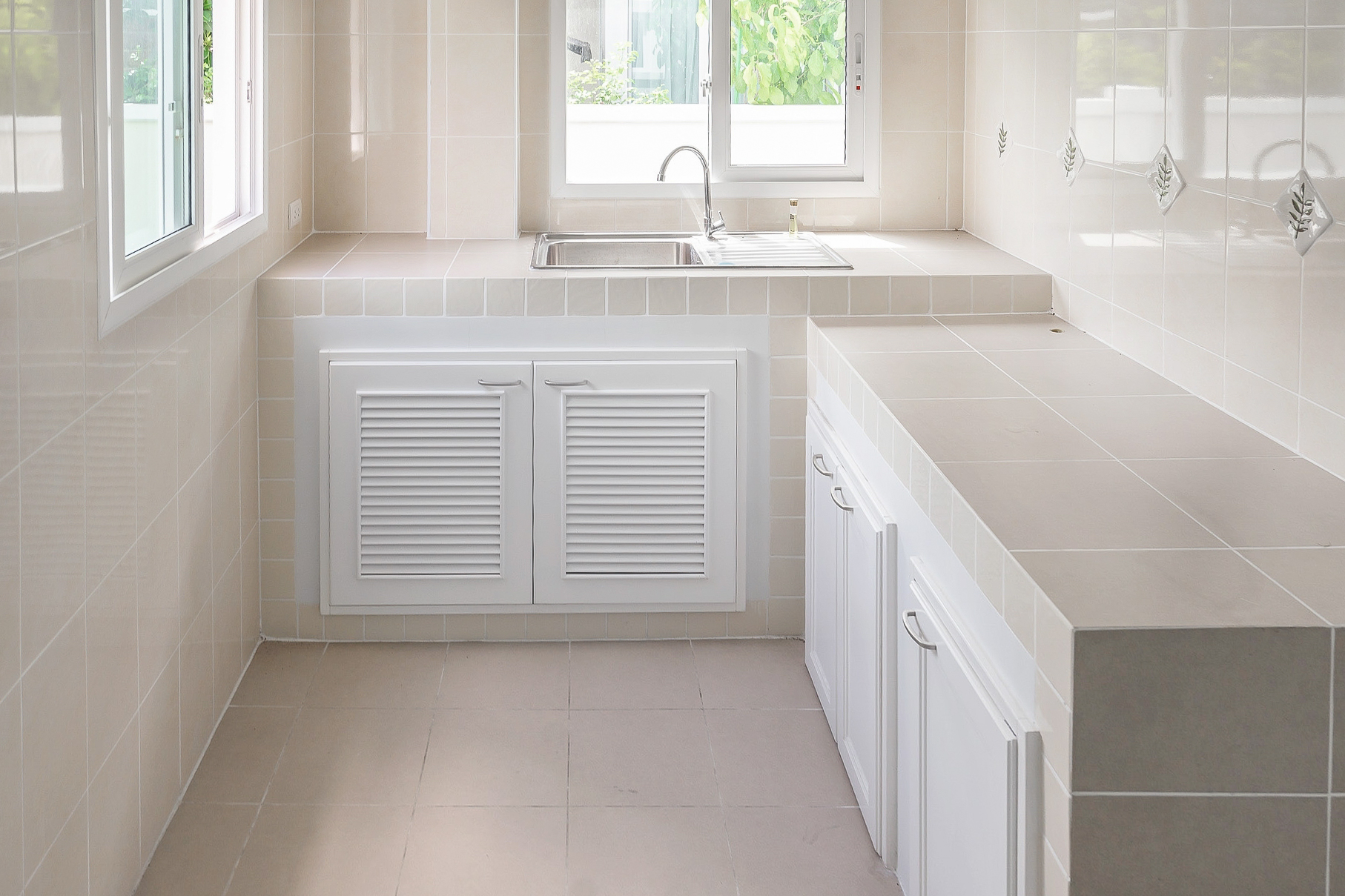 ******บ้านเดี่ยวมือสองนนทบุรี เนื้อที่ 84.1 ตร.ว. ม.เดอะเซ็นโทร รัตนาธิเบศร์ บ้านสวย หลังมุม! ถนนเมน จากแบรนด์ AP ใกล้ส่วนกลาง พื้นที่ใช้สอยกว่า 163 ตร.ม. 2 ที่จอดรถ ไม่เคยเข้าอยู่* บนทำเลสุดสะดวก เชื่อมต่อถ.ราชพฤกษ์ , กาญจนาภิเษก เพียง 4 นาทีถึงรถไฟฟ้าสถานี "บางพลู"