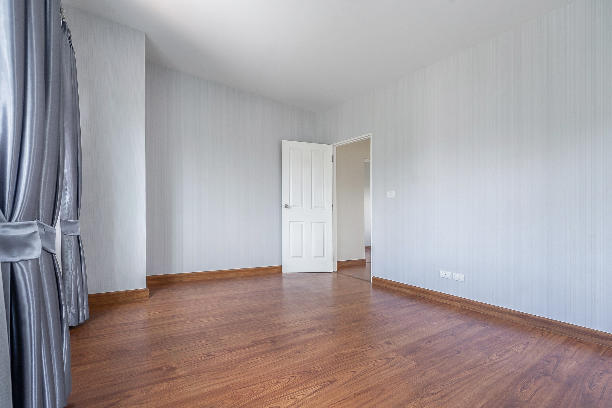 ******บ้านเดี่ยวมือสองนนทบุรี เนื้อที่ 84.1 ตร.ว. ม.เดอะเซ็นโทร รัตนาธิเบศร์ บ้านสวย หลังมุม! ถนนเมน จากแบรนด์ AP ใกล้ส่วนกลาง พื้นที่ใช้สอยกว่า 163 ตร.ม. 2 ที่จอดรถ ไม่เคยเข้าอยู่* บนทำเลสุดสะดวก เชื่อมต่อถ.ราชพฤกษ์ , กาญจนาภิเษก เพียง 4 นาทีถึงรถไฟฟ้าสถานี "บางพลู"