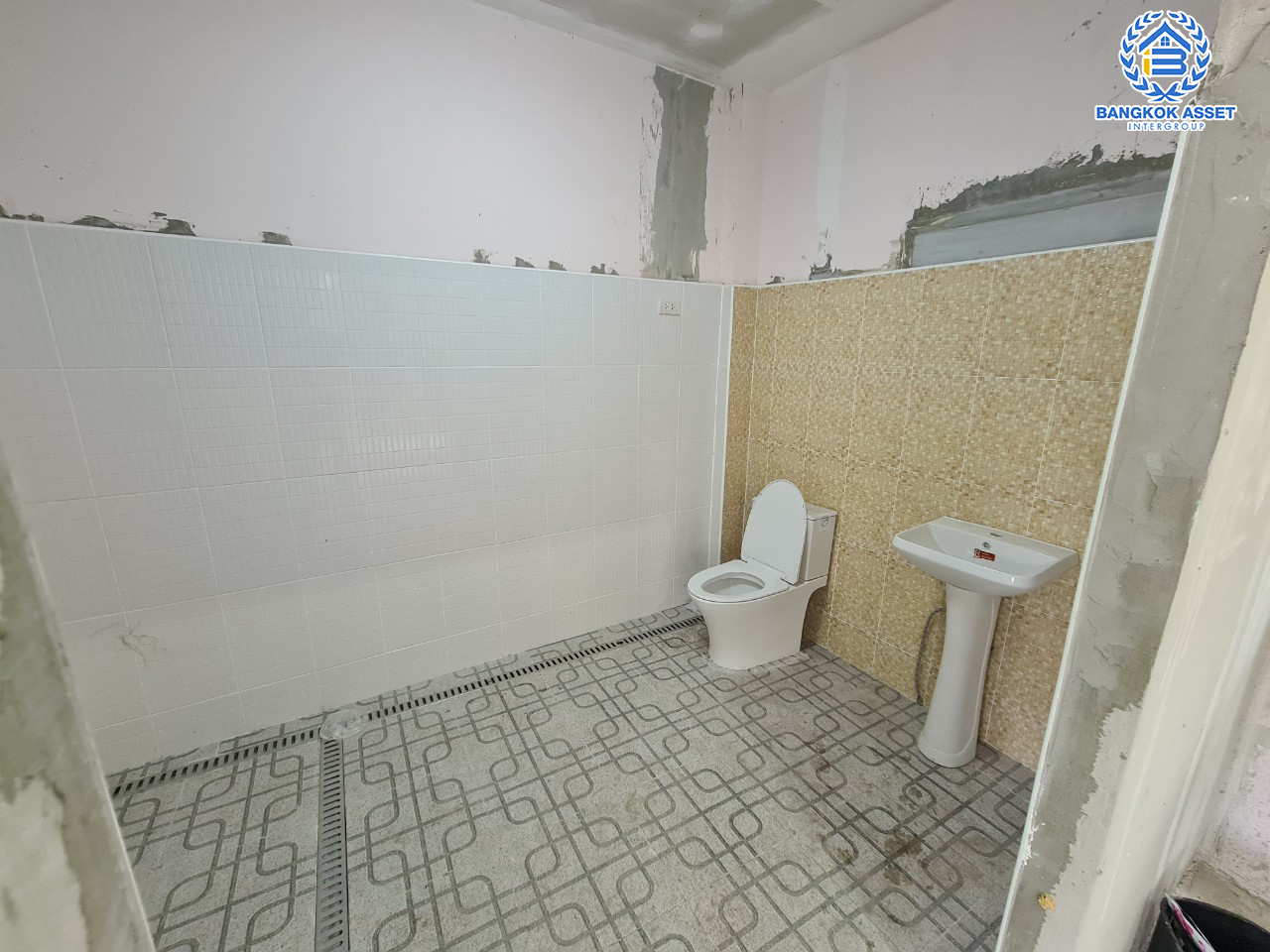 *****ที่ดินพร้อมสิ่งปลูกสร้าง (ศูนย์ดูแลคนชรา) ซ.วัดลาดปลาดุก เนื้อที่ขนาดใหญ่พิเศษ! 802.2 ตร.ว. พื้นที่ใช้สอยกว่า 1,000 ตร.ม. ฟังก์ชัน 4 ห้องนอน 5 ห้องน้ำ 2 ห้องนั่งเล่น พื้นที่กว้างสามารถจอดรถได้เยอะกว่า 10 คัน บนทำเลเดินทางสะดวก เชื่อมต่อ ถ.กาญจนาภิเษก ใกล้รถไฟฟ้าสายสีม่วง "สถานีคลองบางไผ่"