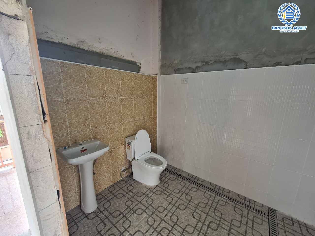 *****ที่ดินพร้อมสิ่งปลูกสร้าง (ศูนย์ดูแลคนชรา) ซ.วัดลาดปลาดุก เนื้อที่ขนาดใหญ่พิเศษ! 802.2 ตร.ว. พื้นที่ใช้สอยกว่า 1,000 ตร.ม. ฟังก์ชัน 4 ห้องนอน 5 ห้องน้ำ 2 ห้องนั่งเล่น พื้นที่กว้างสามารถจอดรถได้เยอะกว่า 10 คัน บนทำเลเดินทางสะดวก เชื่อมต่อ ถ.กาญจนาภิเษก ใกล้รถไฟฟ้าสายสีม่วง "สถานีคลองบางไผ่"