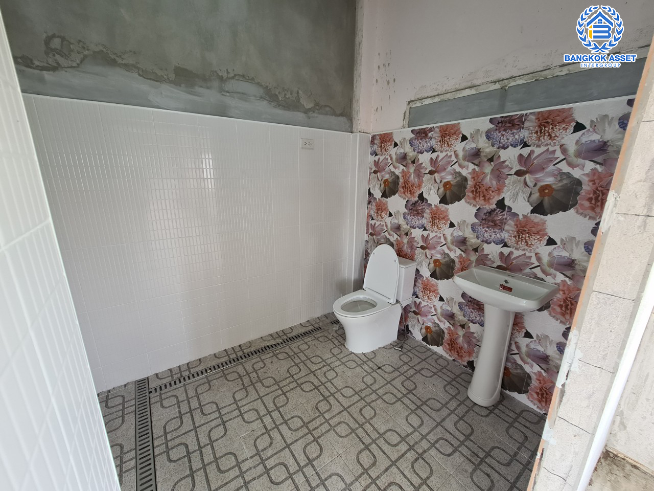 *****ที่ดินพร้อมสิ่งปลูกสร้าง (ศูนย์ดูแลคนชรา) ซ.วัดลาดปลาดุก เนื้อที่ขนาดใหญ่พิเศษ! 802.2 ตร.ว. พื้นที่ใช้สอยกว่า 1,000 ตร.ม. ฟังก์ชัน 4 ห้องนอน 5 ห้องน้ำ 2 ห้องนั่งเล่น พื้นที่กว้างสามารถจอดรถได้เยอะกว่า 10 คัน บนทำเลเดินทางสะดวก เชื่อมต่อ ถ.กาญจนาภิเษก ใกล้รถไฟฟ้าสายสีม่วง "สถานีคลองบางไผ่"