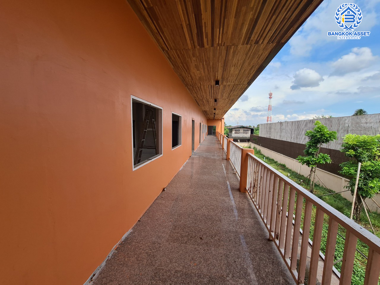 *****ที่ดินพร้อมสิ่งปลูกสร้าง (ศูนย์ดูแลคนชรา) ซ.วัดลาดปลาดุก เนื้อที่ขนาดใหญ่พิเศษ! 802.2 ตร.ว. พื้นที่ใช้สอยกว่า 1,000 ตร.ม. ฟังก์ชัน 4 ห้องนอน 5 ห้องน้ำ 2 ห้องนั่งเล่น พื้นที่กว้างสามารถจอดรถได้เยอะกว่า 10 คัน บนทำเลเดินทางสะดวก เชื่อมต่อ ถ.กาญจนาภิเษก ใกล้รถไฟฟ้าสายสีม่วง "สถานีคลองบางไผ่"