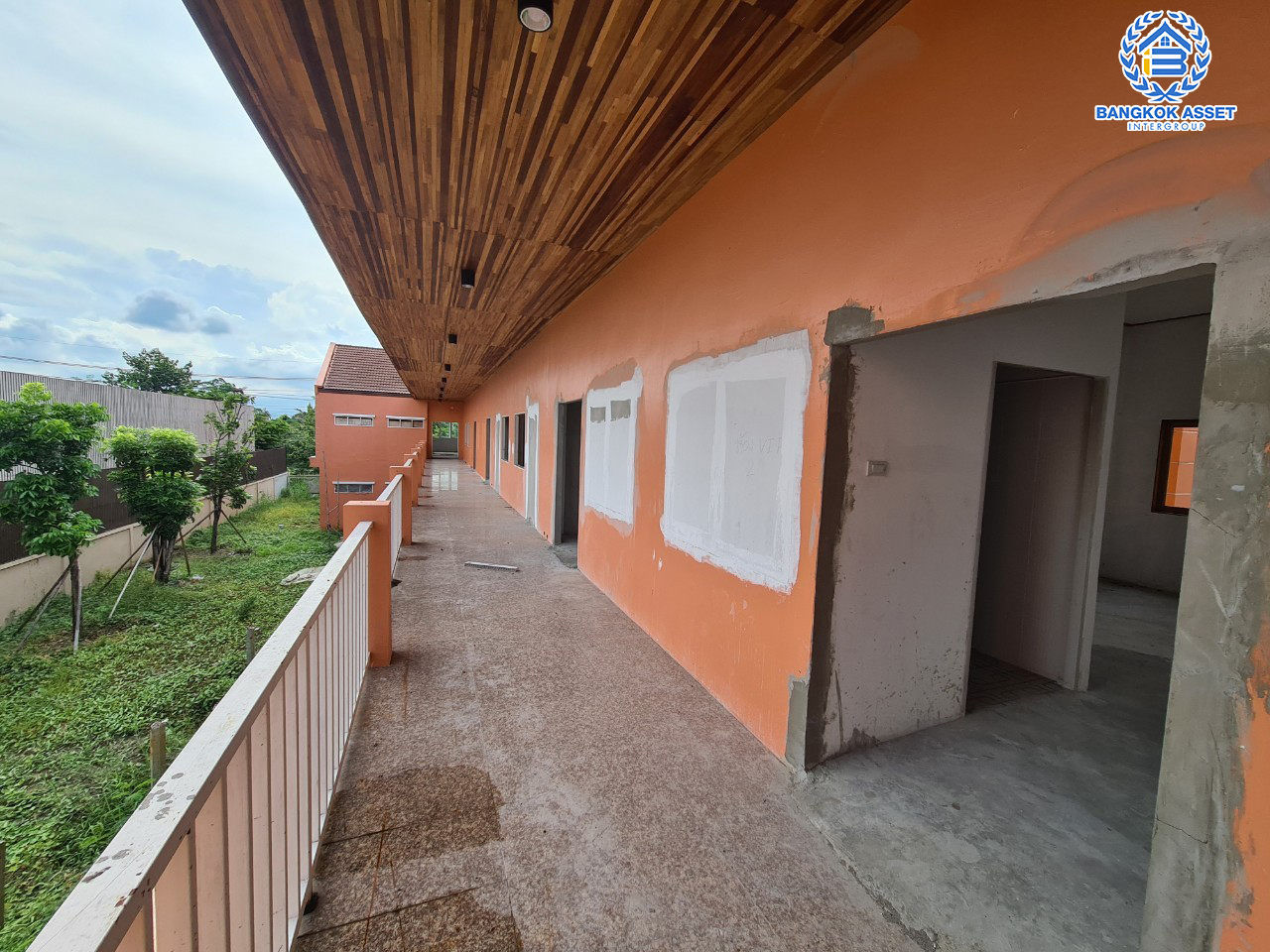 *****ที่ดินพร้อมสิ่งปลูกสร้าง (ศูนย์ดูแลคนชรา) ซ.วัดลาดปลาดุก เนื้อที่ขนาดใหญ่พิเศษ! 802.2 ตร.ว. พื้นที่ใช้สอยกว่า 1,000 ตร.ม. ฟังก์ชัน 4 ห้องนอน 5 ห้องน้ำ 2 ห้องนั่งเล่น พื้นที่กว้างสามารถจอดรถได้เยอะกว่า 10 คัน บนทำเลเดินทางสะดวก เชื่อมต่อ ถ.กาญจนาภิเษก ใกล้รถไฟฟ้าสายสีม่วง "สถานีคลองบางไผ่"