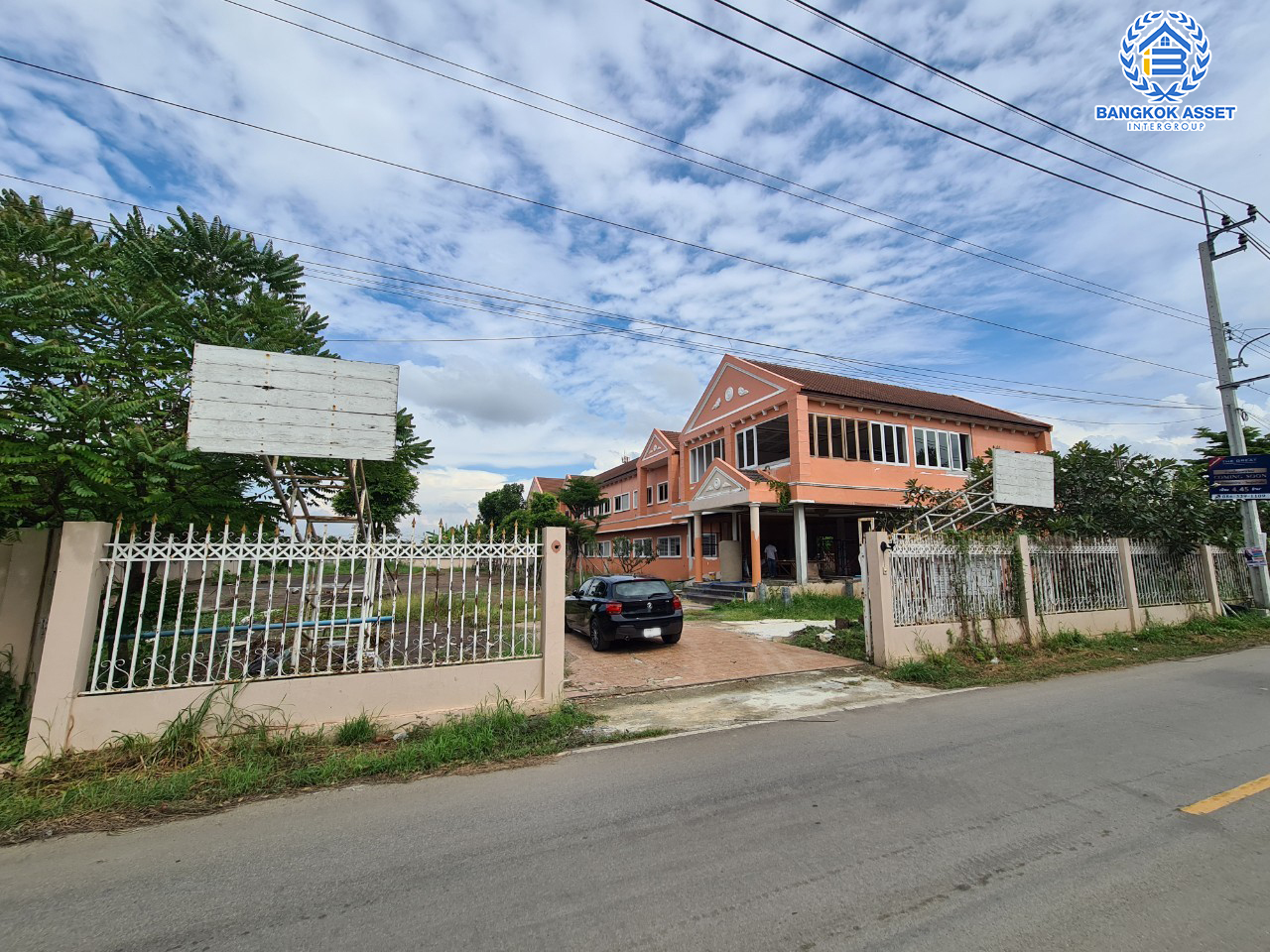 *****ที่ดินพร้อมสิ่งปลูกสร้าง (ศูนย์ดูแลคนชรา) ซ.วัดลาดปลาดุก เนื้อที่ขนาดใหญ่พิเศษ! 802.2 ตร.ว. พื้นที่ใช้สอยกว่า 1,000 ตร.ม. ฟังก์ชัน 4 ห้องนอน 5 ห้องน้ำ 2 ห้องนั่งเล่น พื้นที่กว้างสามารถจอดรถได้เยอะกว่า 10 คัน บนทำเลเดินทางสะดวก เชื่อมต่อ ถ.กาญจนาภิเษก ใกล้รถไฟฟ้าสายสีม่วง "สถานีคลองบางไผ่"