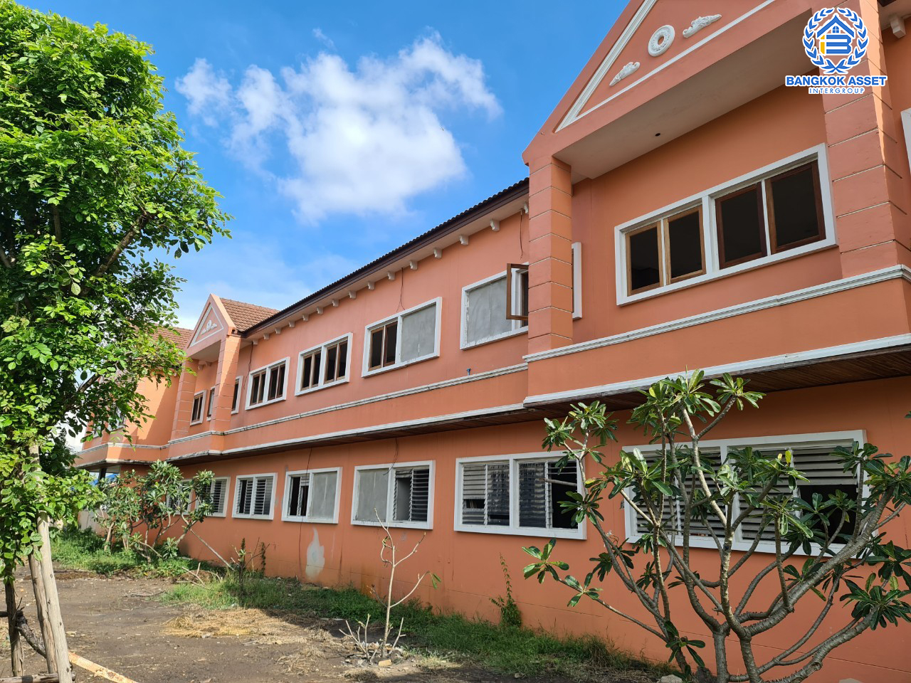 *****ที่ดินพร้อมสิ่งปลูกสร้าง (ศูนย์ดูแลคนชรา) ซ.วัดลาดปลาดุก เนื้อที่ขนาดใหญ่พิเศษ! 802.2 ตร.ว. พื้นที่ใช้สอยกว่า 1,000 ตร.ม. ฟังก์ชัน 4 ห้องนอน 5 ห้องน้ำ 2 ห้องนั่งเล่น พื้นที่กว้างสามารถจอดรถได้เยอะกว่า 10 คัน บนทำเลเดินทางสะดวก เชื่อมต่อ ถ.กาญจนาภิเษก ใกล้รถไฟฟ้าสายสีม่วง "สถานีคลองบางไผ่"