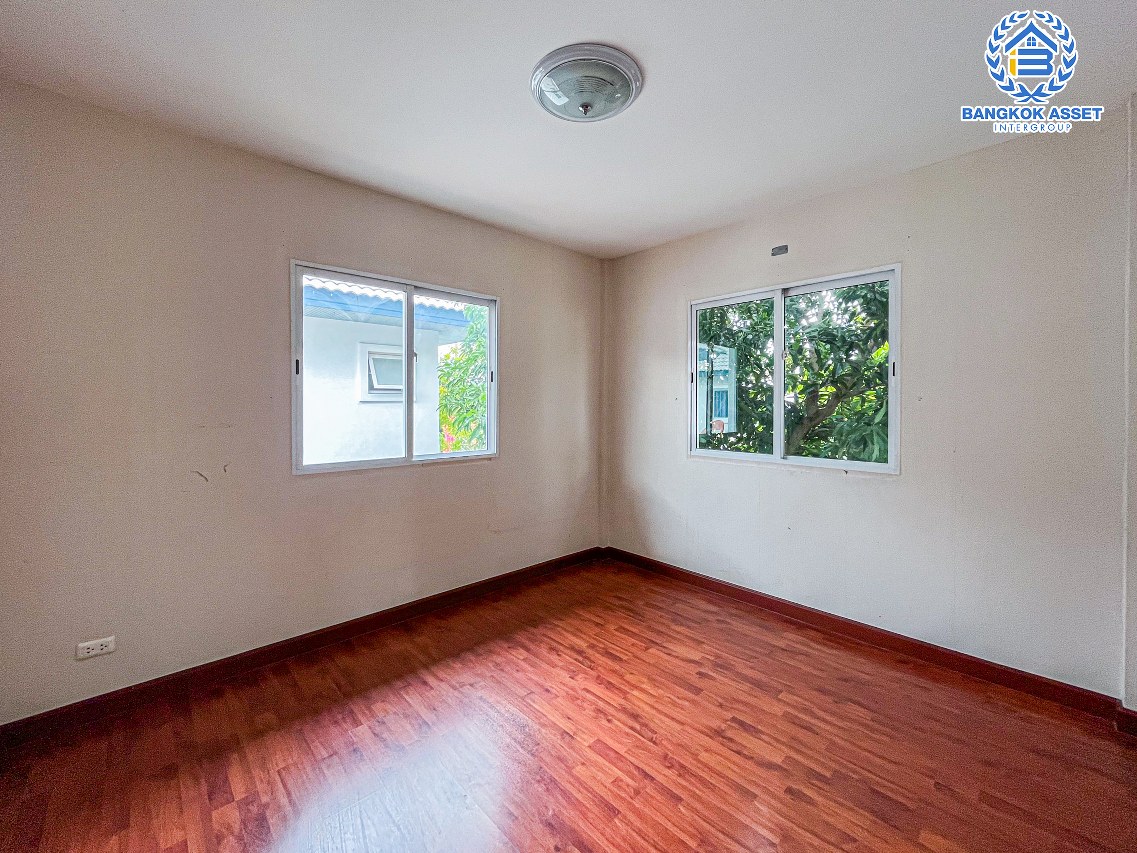 *****บ้านเดี่ยวมือสองย่านนนทบุรี ม.ชวนชื่นโมดัส รัตนาธิเบศร์-ท่าอิฐ หลังมุม เนื้อที่ 57.8 ตร.ว. มาพร้อมฟังก์ชัน 3 ห้องนอน 2 ห้องน้ำ 2 ที่จอดรถ บนทำเลศักยภาพ เชื่อมต่อถนนรัตนาธิเบศร์ และถนนราชพฤกษ์ ใกล้เซ็นทรัลเวสเกต, เซ็นทรัลรัตนาธิเบศร์ และรถไฟฟ้า "สถานีบางรักน้อยท่าอิฐ" เพียง 10 นาที