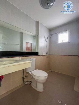 *****บ้านเดี่ยวมือสองย่านนนทบุรี ม.ชวนชื่นโมดัส รัตนาธิเบศร์-ท่าอิฐ หลังมุม เนื้อที่ 57.8 ตร.ว. มาพร้อมฟังก์ชัน 3 ห้องนอน 2 ห้องน้ำ 2 ที่จอดรถ บนทำเลศักยภาพ เชื่อมต่อถนนรัตนาธิเบศร์ และถนนราชพฤกษ์ ใกล้เซ็นทรัลเวสเกต, เซ็นทรัลรัตนาธิเบศร์ และรถไฟฟ้า "สถานีบางรักน้อยท่าอิฐ" เพียง 10 นาที