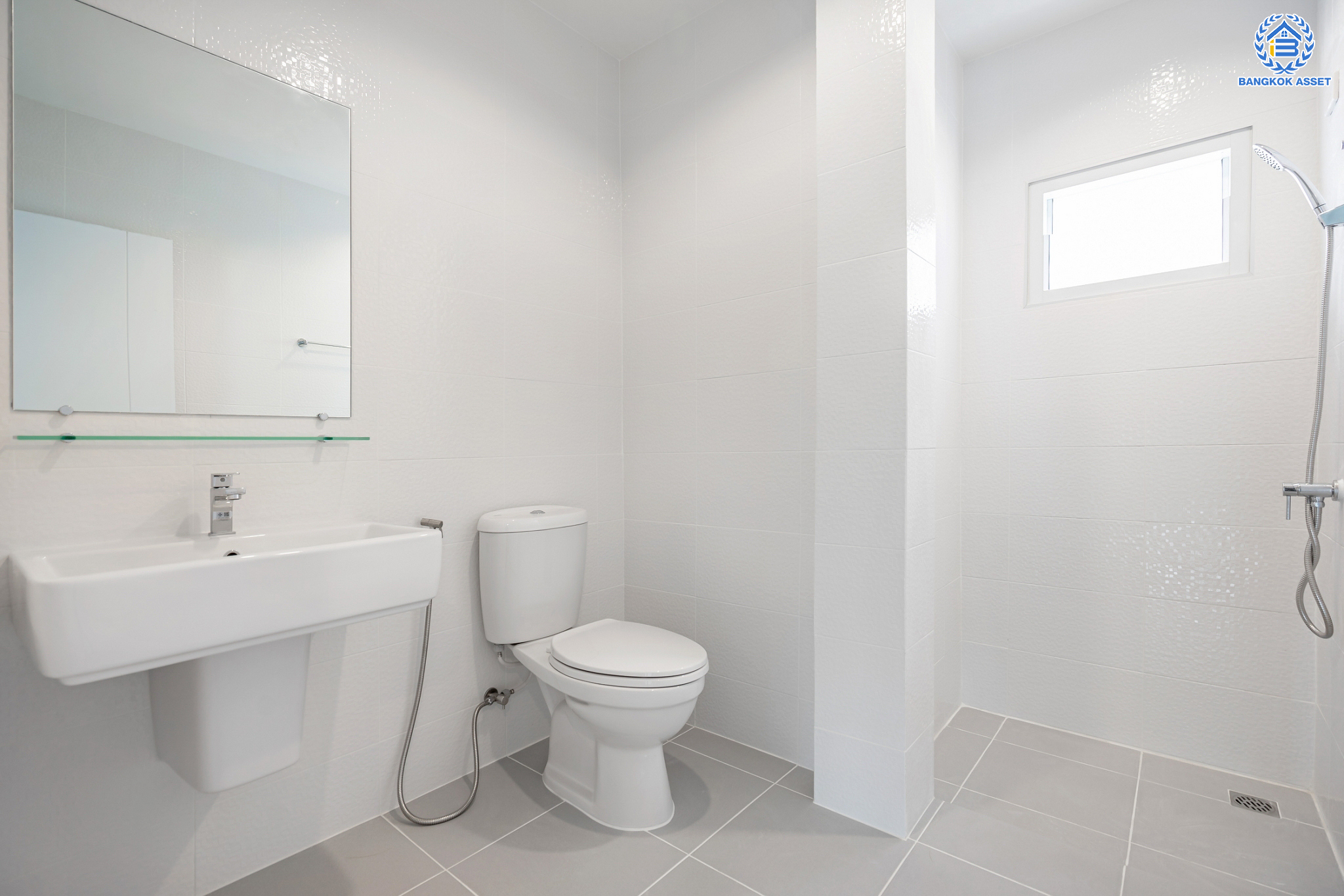 บ้านมือสองตกแต่งใหม่ ม.เพชรวัฒนะ เลียบคลองประปา บ้านเดี่ยว เนื้อที่ 50 ตร.ว. ฟังก์ชันพร้อม 3 ห้องนอน 3 ห้องน้ำ 1 ห้องอเนกประสงค์ จอดรถได้ 1 คัน ภายในตกแต่งดีไซน์ทันสมัย บนทำเลที่เชื่อมต่อถนนแจ้งวัฒนะ, ถนนศรีสมาน, ถนนสรงประภา  เดินทางสะดวก ใกล้ทางด่วน "บางประอิน-ปากเกร็ด" ใกล้รถไฟฟ้าสายสีชมพู "สถานีศรีรัช"