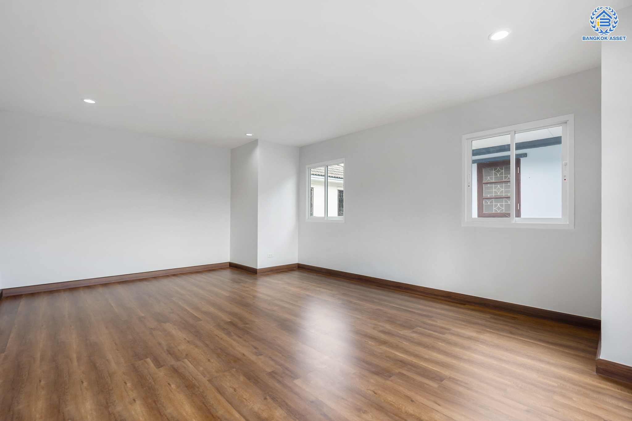 บ้านมือสองตกแต่งใหม่ ม.เพชรวัฒนะ เลียบคลองประปา บ้านเดี่ยว เนื้อที่ 50 ตร.ว. ฟังก์ชันพร้อม 3 ห้องนอน 3 ห้องน้ำ 1 ห้องอเนกประสงค์ จอดรถได้ 1 คัน ภายในตกแต่งดีไซน์ทันสมัย บนทำเลที่เชื่อมต่อถนนแจ้งวัฒนะ, ถนนศรีสมาน, ถนนสรงประภา  เดินทางสะดวก ใกล้ทางด่วน "บางประอิน-ปากเกร็ด" ใกล้รถไฟฟ้าสายสีชมพู "สถานีศรีรัช"