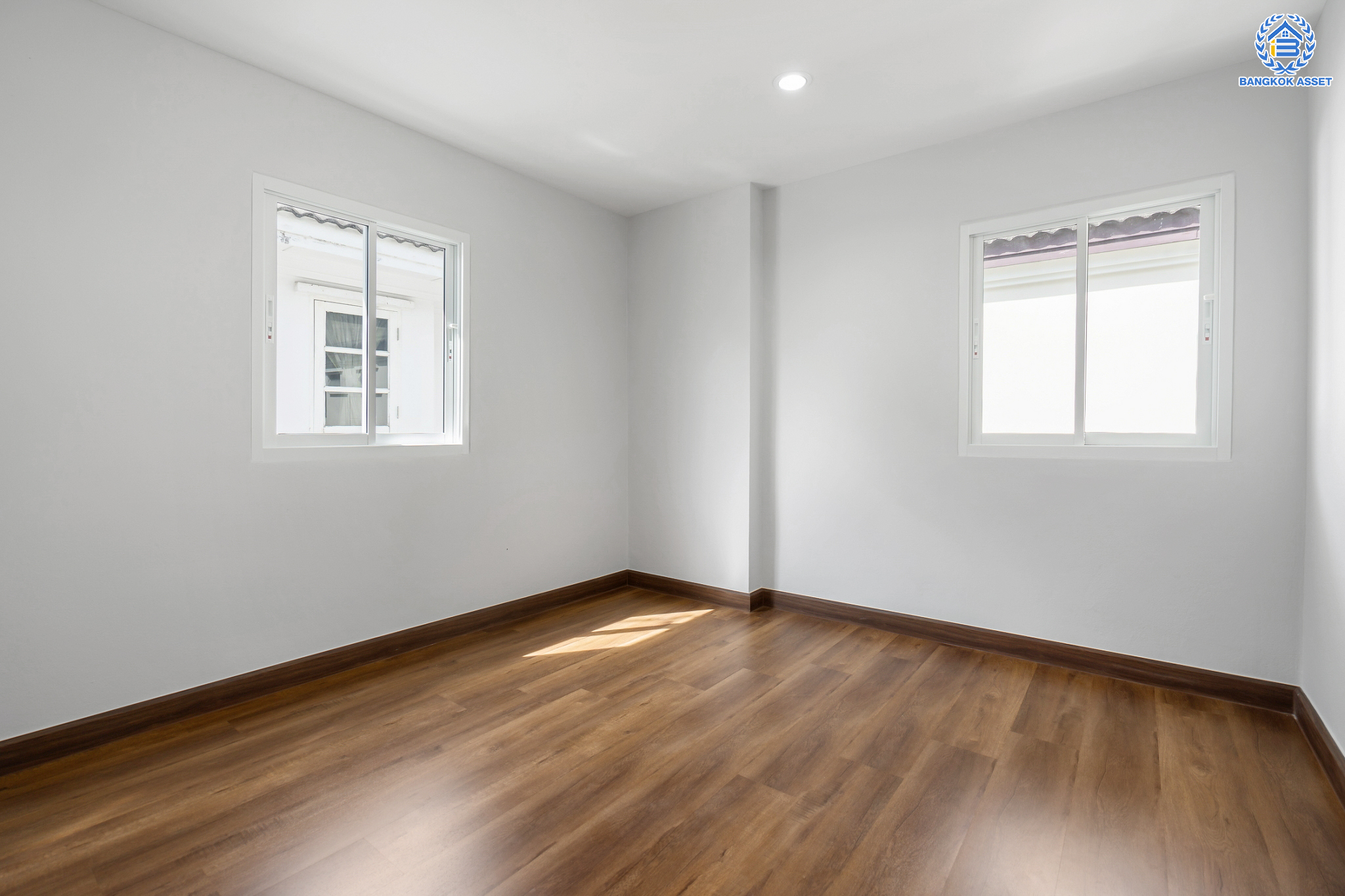 บ้านมือสองตกแต่งใหม่ ม.เพชรวัฒนะ เลียบคลองประปา บ้านเดี่ยว เนื้อที่ 50 ตร.ว. ฟังก์ชันพร้อม 3 ห้องนอน 3 ห้องน้ำ 1 ห้องอเนกประสงค์ จอดรถได้ 1 คัน ภายในตกแต่งดีไซน์ทันสมัย บนทำเลที่เชื่อมต่อถนนแจ้งวัฒนะ, ถนนศรีสมาน, ถนนสรงประภา  เดินทางสะดวก ใกล้ทางด่วน "บางประอิน-ปากเกร็ด" ใกล้รถไฟฟ้าสายสีชมพู "สถานีศรีรัช"