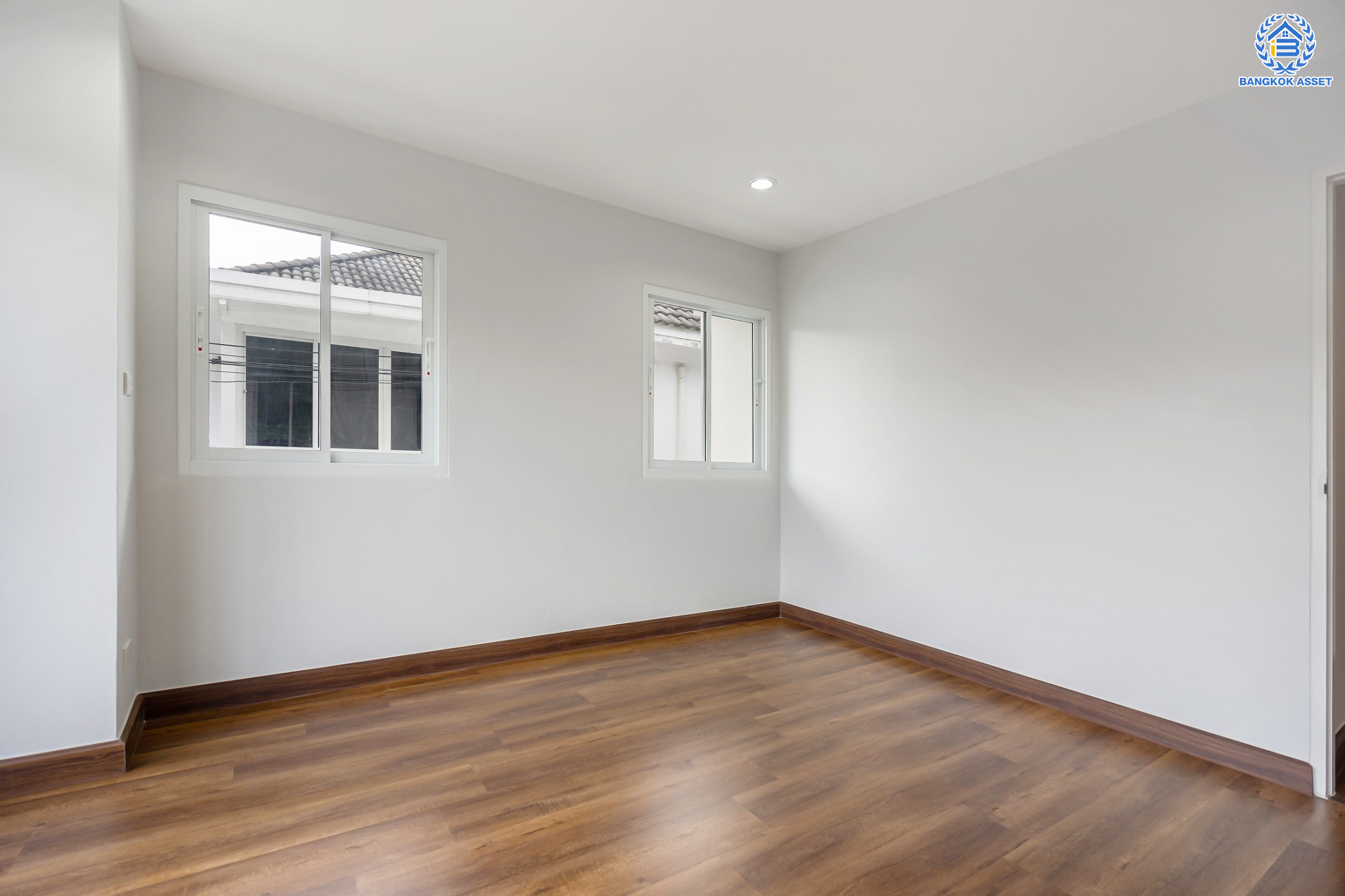 บ้านมือสองตกแต่งใหม่ ม.เพชรวัฒนะ เลียบคลองประปา บ้านเดี่ยว เนื้อที่ 50 ตร.ว. ฟังก์ชันพร้อม 3 ห้องนอน 3 ห้องน้ำ 1 ห้องอเนกประสงค์ จอดรถได้ 1 คัน ภายในตกแต่งดีไซน์ทันสมัย บนทำเลที่เชื่อมต่อถนนแจ้งวัฒนะ, ถนนศรีสมาน, ถนนสรงประภา  เดินทางสะดวก ใกล้ทางด่วน "บางประอิน-ปากเกร็ด" ใกล้รถไฟฟ้าสายสีชมพู "สถานีศรีรัช"