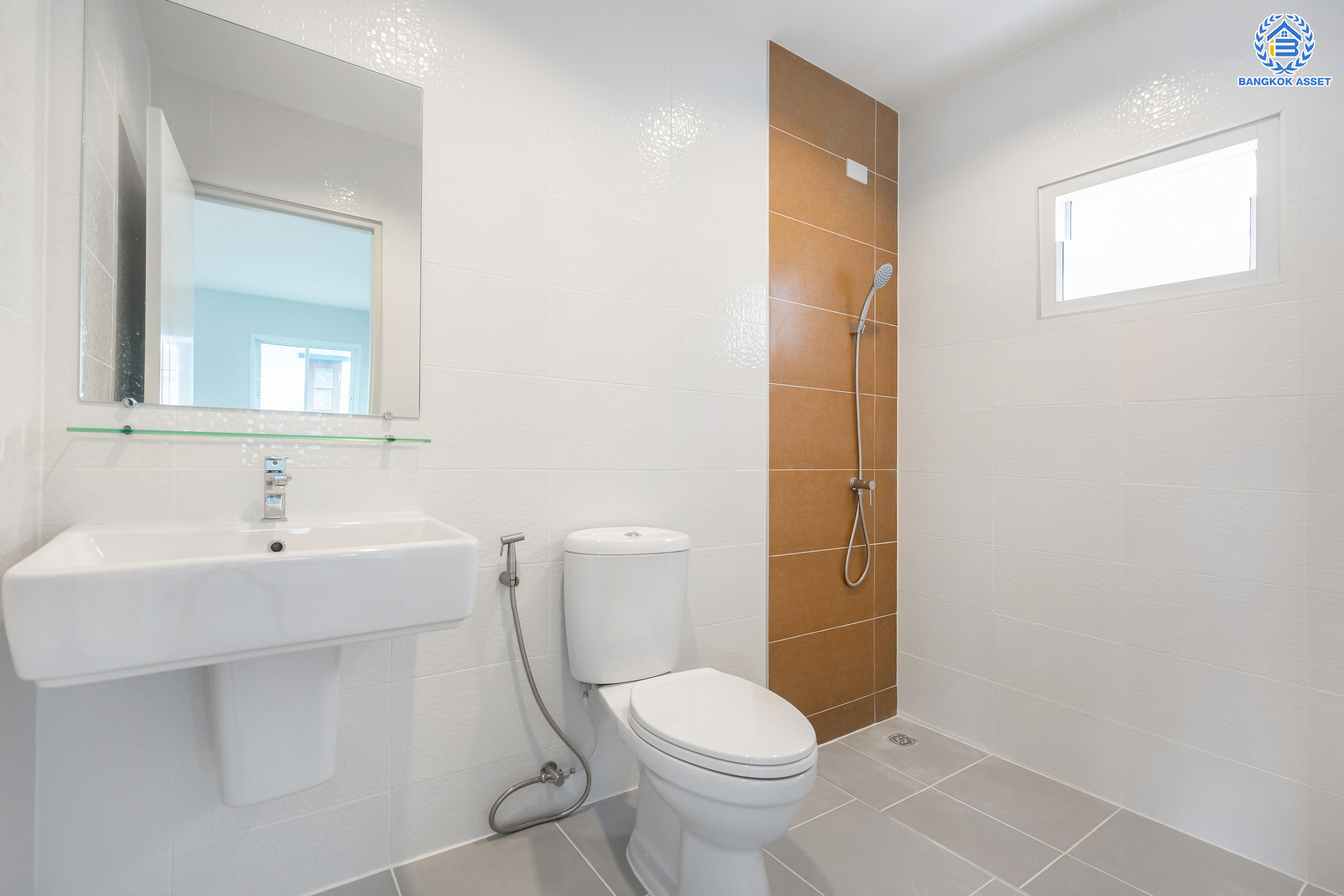 บ้านมือสองตกแต่งใหม่ ม.เพชรวัฒนะ เลียบคลองประปา บ้านเดี่ยว เนื้อที่ 50 ตร.ว. ฟังก์ชันพร้อม 3 ห้องนอน 3 ห้องน้ำ 1 ห้องอเนกประสงค์ จอดรถได้ 1 คัน ภายในตกแต่งดีไซน์ทันสมัย บนทำเลที่เชื่อมต่อถนนแจ้งวัฒนะ, ถนนศรีสมาน, ถนนสรงประภา  เดินทางสะดวก ใกล้ทางด่วน "บางประอิน-ปากเกร็ด" ใกล้รถไฟฟ้าสายสีชมพู "สถานีศรีรัช"