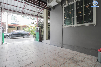 ****ทาวน์เฮ้าส์มือสองย่านนนทบุรี ม. บัวทองธานี 17 กาญจนาภิเษก บนเนื้อที่ 18 ตร.ว. ฟังก์ชัน 3 ห้องนอน 2 ห้องน้ำ 1 ที่จอดรถ บ้านพร้อมอยู่ บนทำเลเดินทางสะดวก เดินทางเข้าเมืองสะดวก เชื่อมต่อหลายเส้นทาง ใกล้รถไฟฟ้า "สถานีคลองบางไผ่" และเซ็นทรัลเวสต์เกต