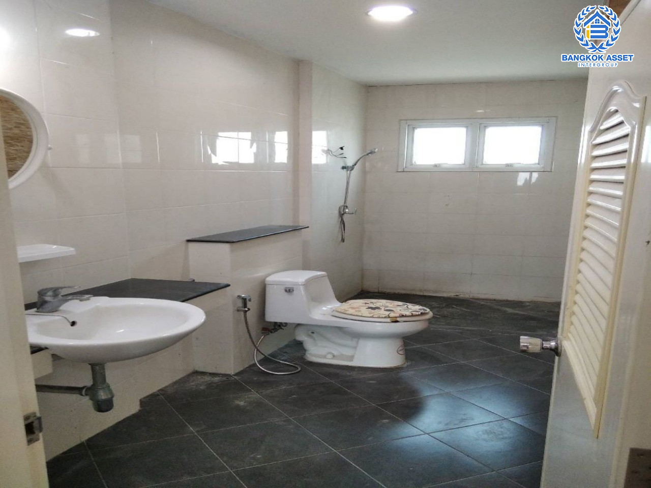 *****อาคารพาณิชย์มือสอง 5 ชั้น ซอย บรมราชชนนี 37 บนเนื้อที่ 16 ตร.ว. ฟังก์ชันจัดเต็ม 5 ห้องนอน 5 ห้องน้ำ อาคารพาณิชย์ทำเลดี จะอยู่อาศัยหรือปรับเปลี่ยนเป็น Home Office ได้ทุกรูปแบบ เชื่อมต่อถนนบรมราชชนนี, ถนนสิรินธร, ถนนจรัญสนิทวงศ์, ถนนชักพระ รีบจองเลย!