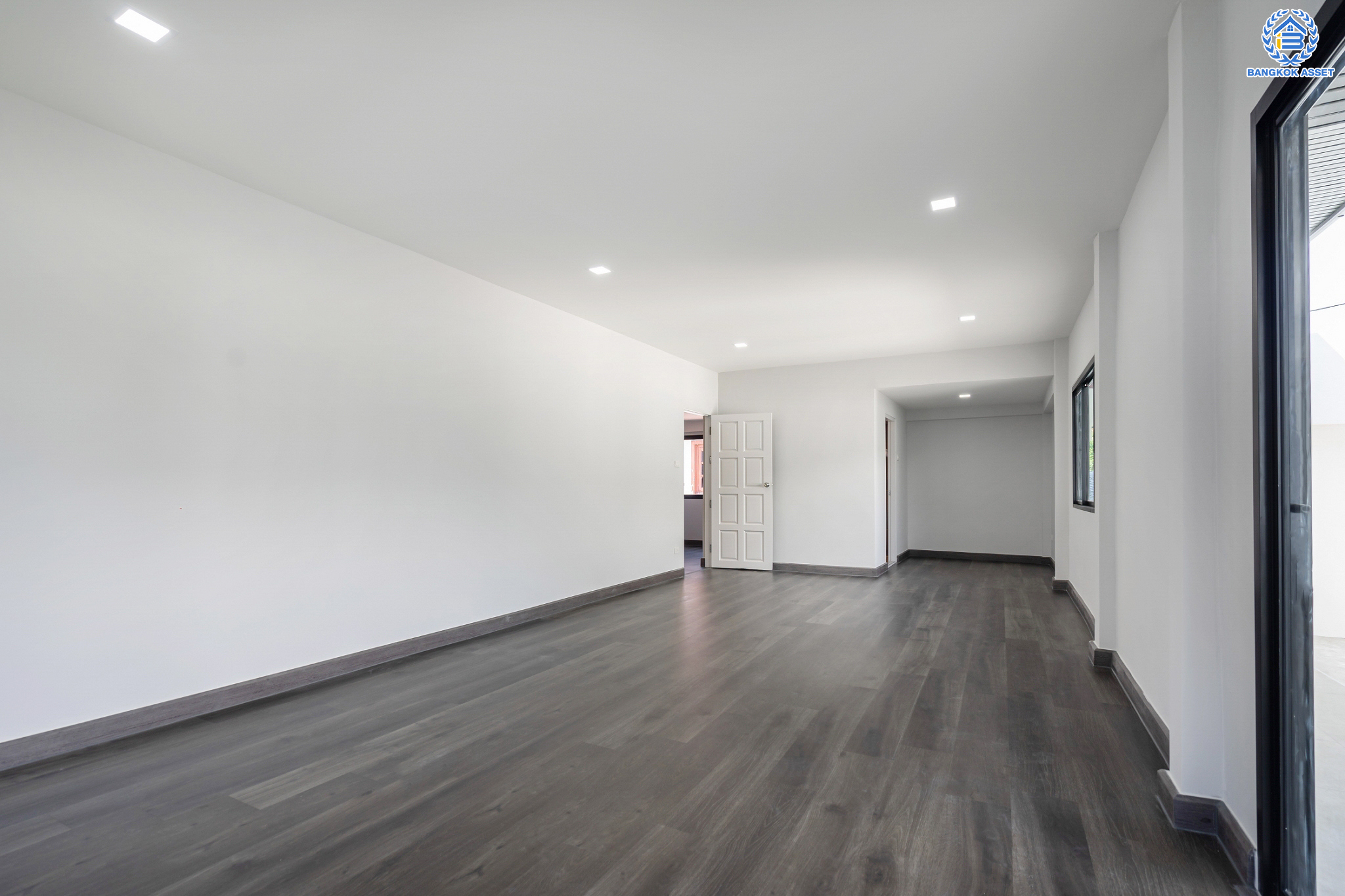 บ้านมือสองตกแต่งใหม่ ซอยวัดเวฬุวนาราม36 สรงประภา-ดอนเมือง บ้านเดี่ยวหลังใหญ่ เนื้อที่ 101 ตร.ว. ฟังก์ชัน 5 ห้องนอน 5 ห้องน้ำ 1 ห้องอเนกประสงค์ 1 ห้องรับประทานอาหาร 1 ห้องแม่บ้าน จอดรถได้ถึง 4 คัน บนทำเลดีที่สุด ใกล้สนามบินดอนเมือง ทางด่วน "ศรีสมาน" และรถไฟฟ้าสายสีแดง "สถานีดอนเมือง"