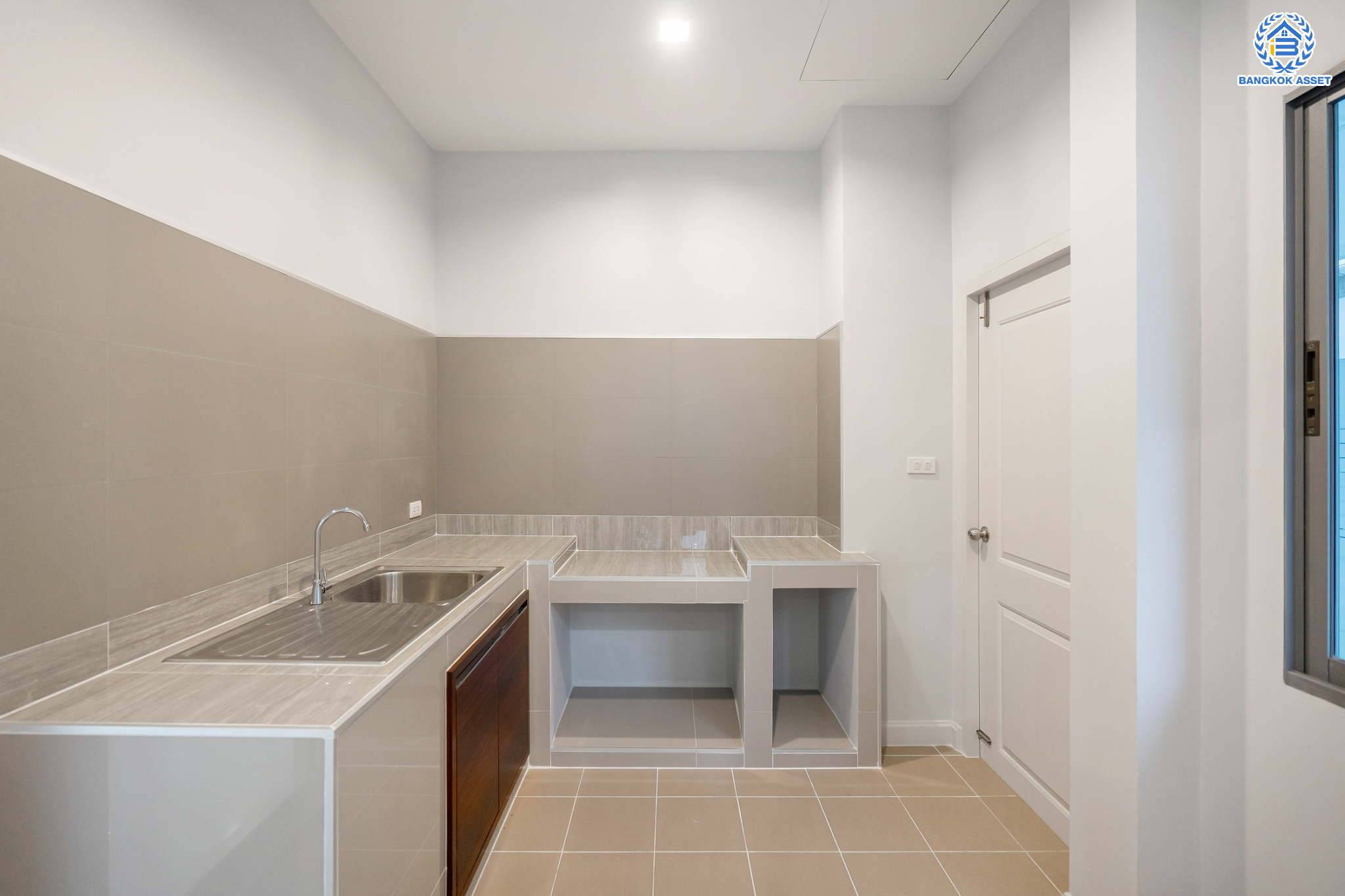 บ้านมือสองตกแต่งใหม่ ม.เพอร์เฟคเพลส แจ้งวัฒนะ บ้านเดี่ยวหลังใหญ่ เนื้อที่ 61.9 ตร.ว. ฟังก์ชัน 3 ห้องนอน 4 ห้องน้ำ 1 ห้องแม่บ้าน จอดรถได้ 2 คัน รองรับทุกการอยู่อาศัย บนทำเลศักยภาพ ใกล้เซ็นทรัลแจ้งวัฒนะ ทางด่วน และรถไฟฟ้าสายสีชมพู "สถานีแยกปากเกร็ด"