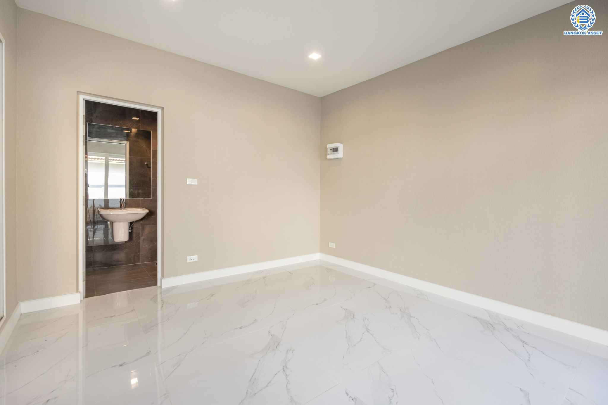 บ้านมือสองตกแต่งใหม่ ม.ลัดดารมย์ วัชรพล แบรนด์ Q.House เนื้อที่ 85.9 ตร.ว. ฟังก์ชัน 4 ห้องนอน 4 ห้องน้ำ จอดรถได้ 2 คัน Facilities ครบครัน บนทำเลเชื่อมต่อหลายเส้นทาง ถ.รามอินทรา ถ.สายไหม และถ.พหลโยธิน ใกล้สนามบินดอนเมือง ทางด่วน "ศรีรัช" และ "เซ็นทรัลรามอินทรา"