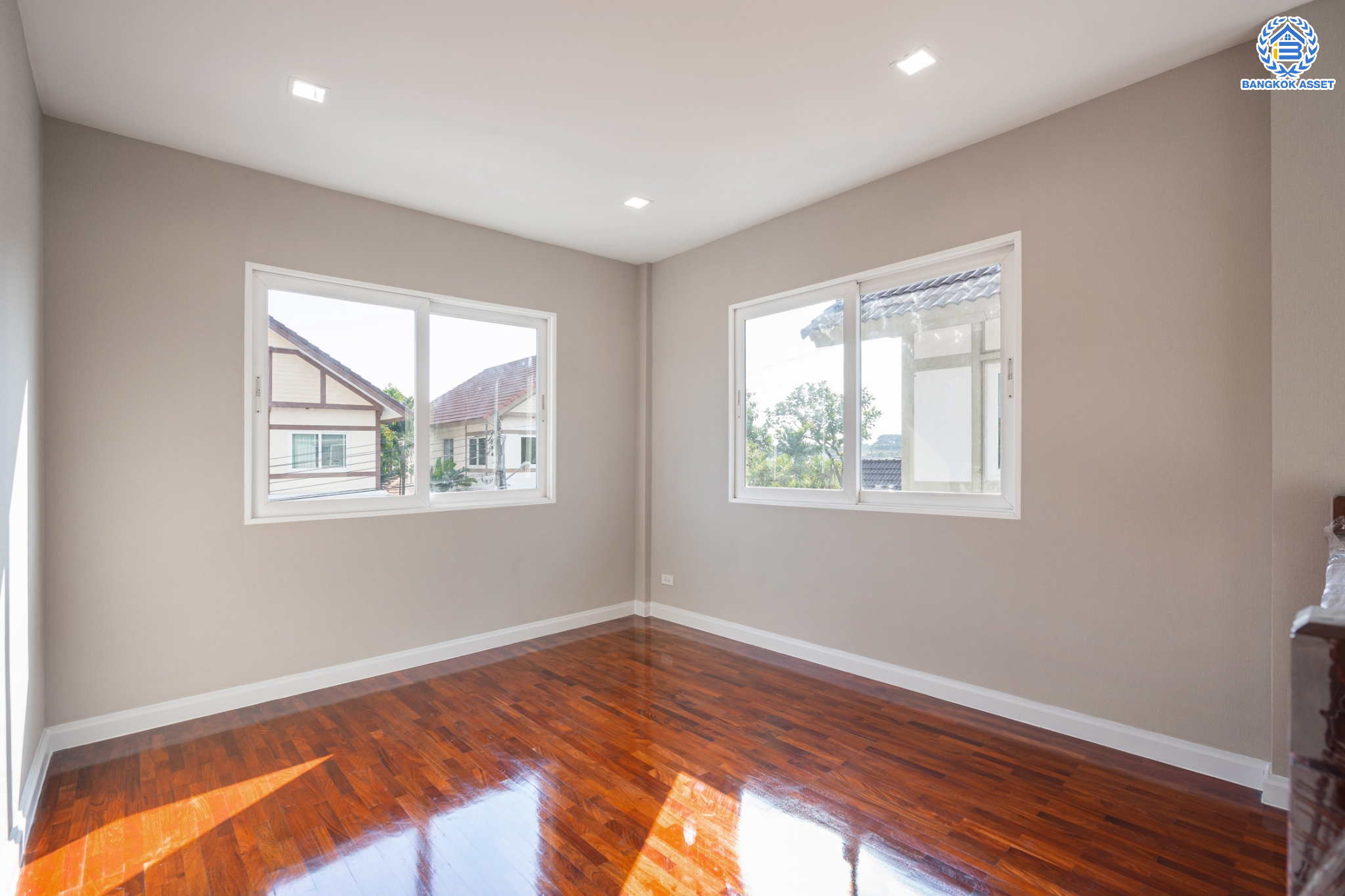 บ้านมือสองตกแต่งใหม่ ม.ลัดดารมย์ วัชรพล แบรนด์ Q.House เนื้อที่ 85.9 ตร.ว. ฟังก์ชัน 4 ห้องนอน 4 ห้องน้ำ จอดรถได้ 2 คัน Facilities ครบครัน บนทำเลเชื่อมต่อหลายเส้นทาง ถ.รามอินทรา ถ.สายไหม และถ.พหลโยธิน ใกล้สนามบินดอนเมือง ทางด่วน "ศรีรัช" และ "เซ็นทรัลรามอินทรา"