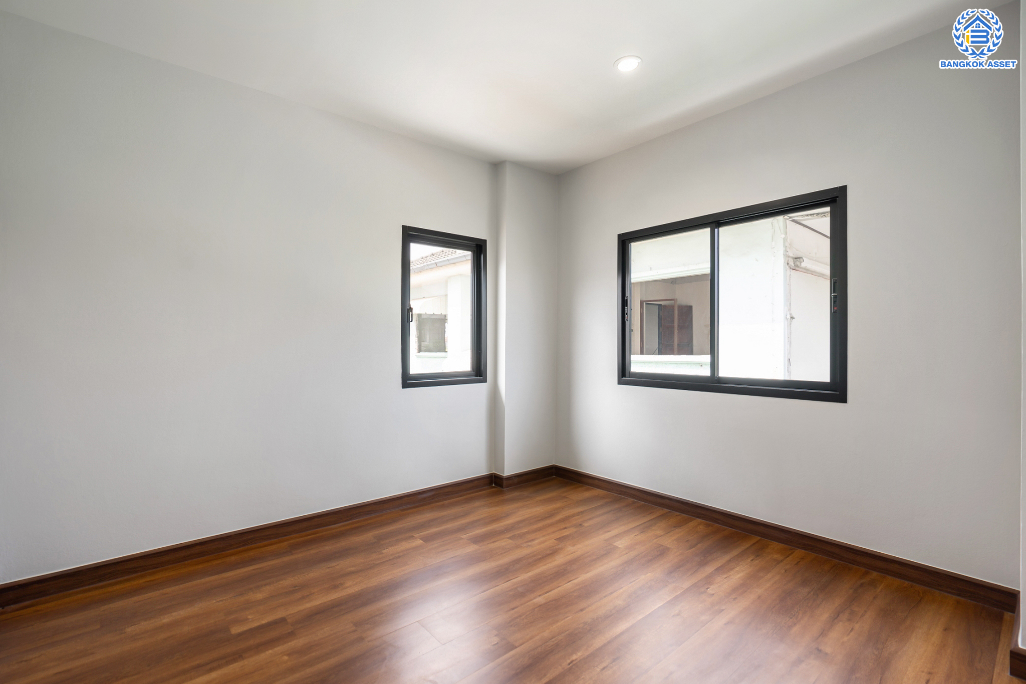 บ้านมือสองตกแต่งใหม่ ม.บุณฑริก วัชรพล-สุขาภิบาล5  เนื้อที่ 81.2 ตร.ว. ฟังก์ชัน 3 ห้องนอน 2 ห้องน้ำ จอดรถได้ 3 คัน บนทำเลเชื่อมต่อหลายเส้นทาง ถ.รามอินทรา ถ.สายไหม และ ถ.พหลโยธิน ใกล้สนามบินดอนเมือง ทางด่วน "รามอินทรา" และรถไฟฟ้าสายสีเขียว "สถานีคูคต"