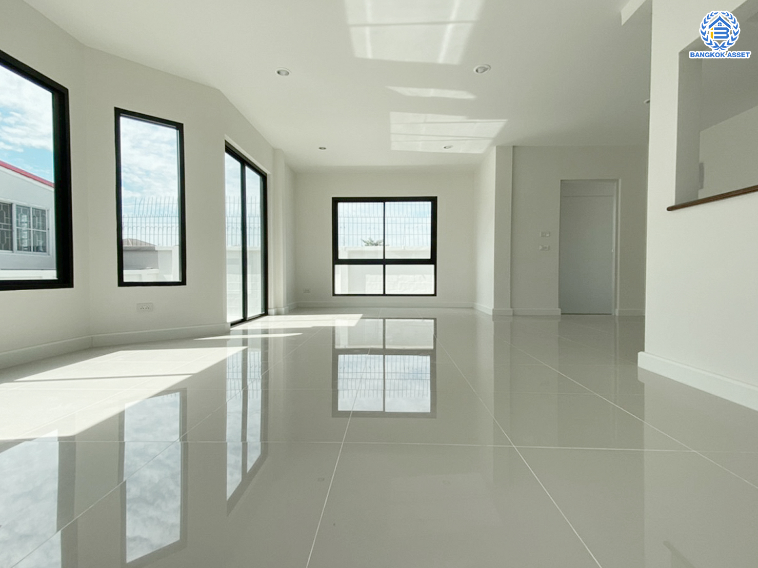 บ้านมือสองตกแต่งใหม่ ม.ชลลดา วัดลาดปลาดุก คุณภาพระดับ L&H บนเนื้อที่ 54.1 ตร.ว. ฟังก์ชัน 3 ห้องนอน 2 ห้องน้ำ 2 ที่จอดรถ บนทำเลศักยภาพ เพียง 15 นาทีถึง เซ็นทรัลเวสท์เกต ใกล้รถไฟฟ้าสายสีม่วง "สถานีคลองบางไผ่"