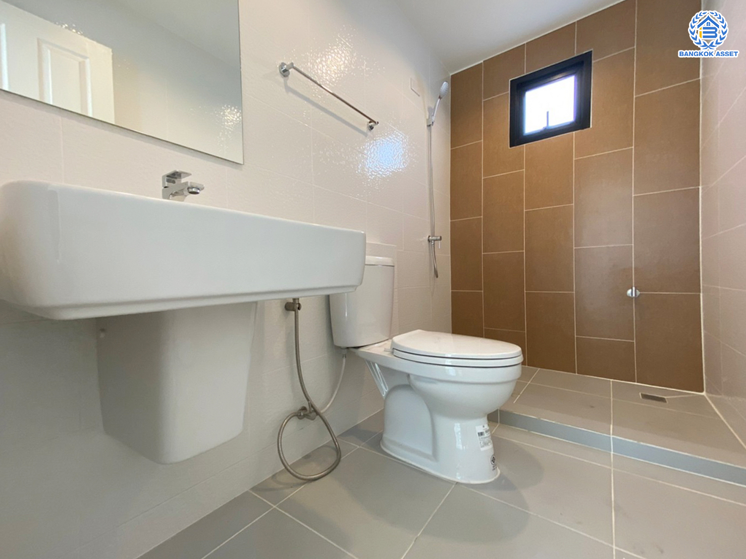 บ้านมือสองตกแต่งใหม่ ม.ชลลดา วัดลาดปลาดุก คุณภาพระดับ L&H บนเนื้อที่ 54.1 ตร.ว. ฟังก์ชัน 3 ห้องนอน 2 ห้องน้ำ 2 ที่จอดรถ บนทำเลศักยภาพ เพียง 15 นาทีถึง เซ็นทรัลเวสท์เกต ใกล้รถไฟฟ้าสายสีม่วง "สถานีคลองบางไผ่"