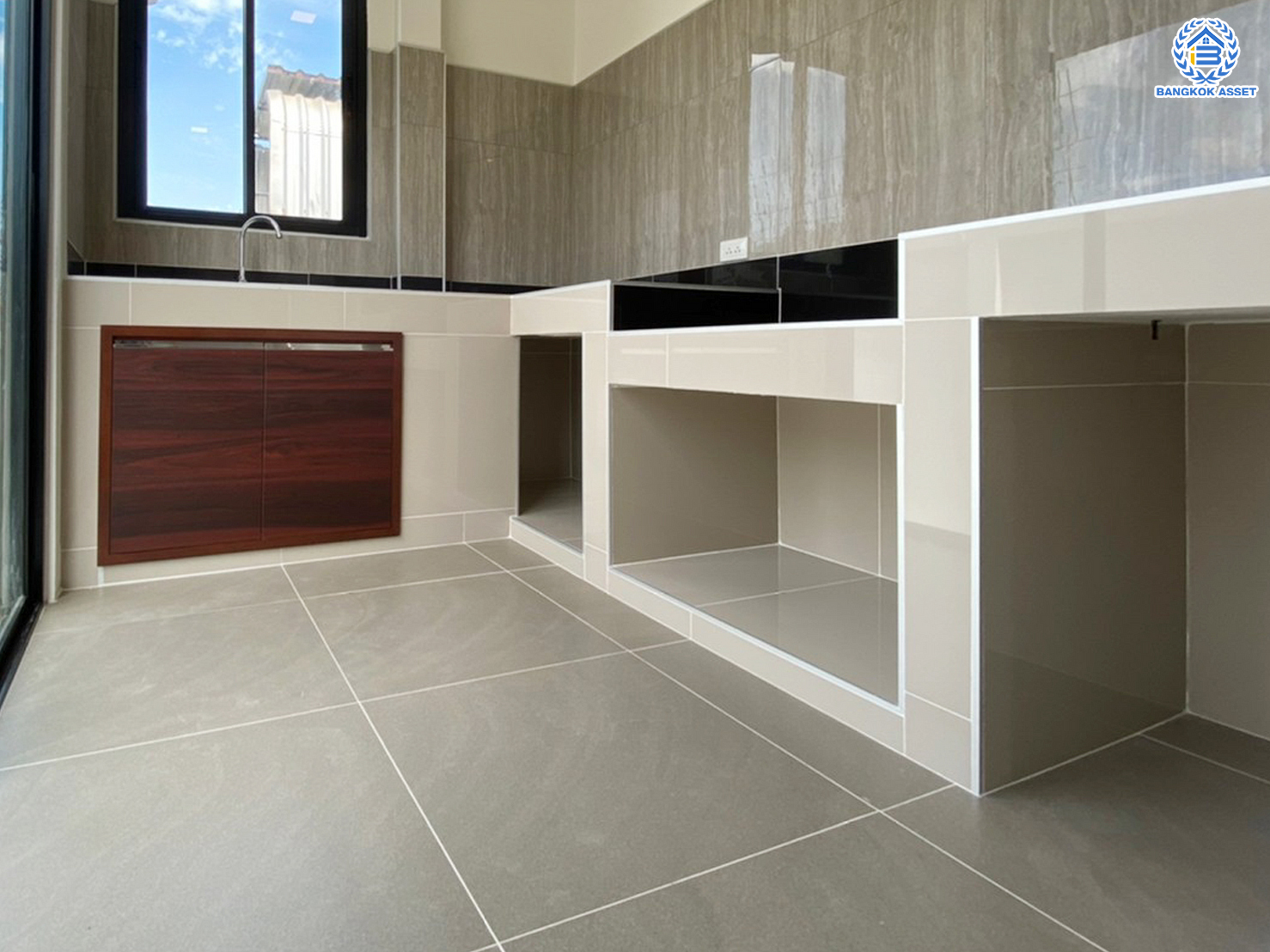 บ้านมือสองตกแต่งใหม่ ม.ชลลดา วัดลาดปลาดุก คุณภาพระดับ L&H บนเนื้อที่ 54.1 ตร.ว. ฟังก์ชัน 3 ห้องนอน 2 ห้องน้ำ 2 ที่จอดรถ บนทำเลศักยภาพ เพียง 15 นาทีถึง เซ็นทรัลเวสท์เกต ใกล้รถไฟฟ้าสายสีม่วง "สถานีคลองบางไผ่"