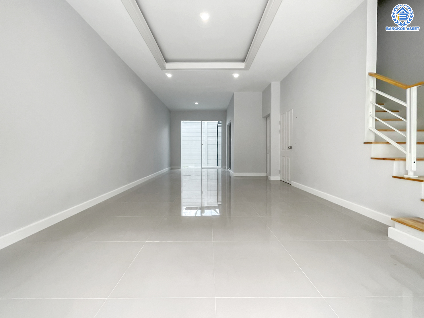 บ้านมือสองตกแต่งใหม่ ทำเลใจกลางเมือง ม.บ้านกลางเมือง ลาดพร้าว87 ทาวน์โฮม 3 ชั้น เนื้อที่ 20.5 ตร.ว. ฟังก์ชัน 3 ห้องนอน 3 ห้องน้ำ จอดรถได้ 2 คัน เชื่อมต่อทั้งถนนเกษตร-นวมินทร์, ลาดพร้าว, รัชโยธินฯ ใกล้ทางด่วนรามอินทรา และรถไฟฟ้าสายสีเหลือง "สถานีลาดพร้าว 83"