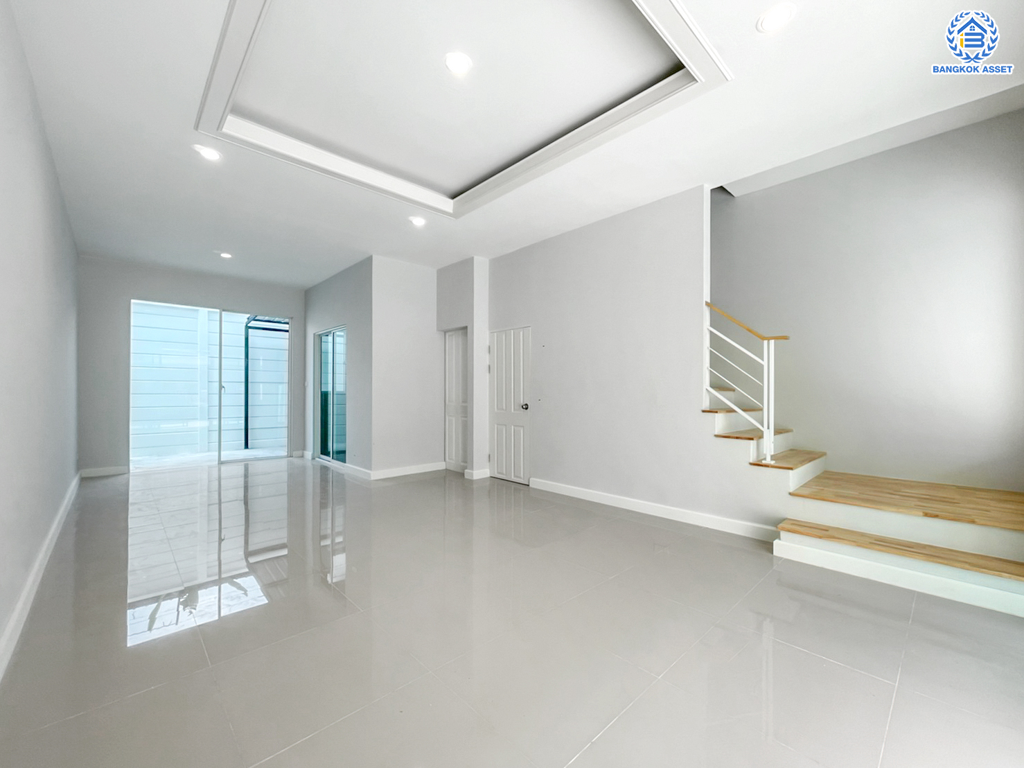 บ้านมือสองตกแต่งใหม่ ทำเลใจกลางเมือง ม.บ้านกลางเมือง ลาดพร้าว87 ทาวน์โฮม 3 ชั้น เนื้อที่ 20.5 ตร.ว. ฟังก์ชัน 3 ห้องนอน 3 ห้องน้ำ จอดรถได้ 2 คัน เชื่อมต่อทั้งถนนเกษตร-นวมินทร์, ลาดพร้าว, รัชโยธินฯ ใกล้ทางด่วนรามอินทรา และรถไฟฟ้าสายสีเหลือง "สถานีลาดพร้าว 83"