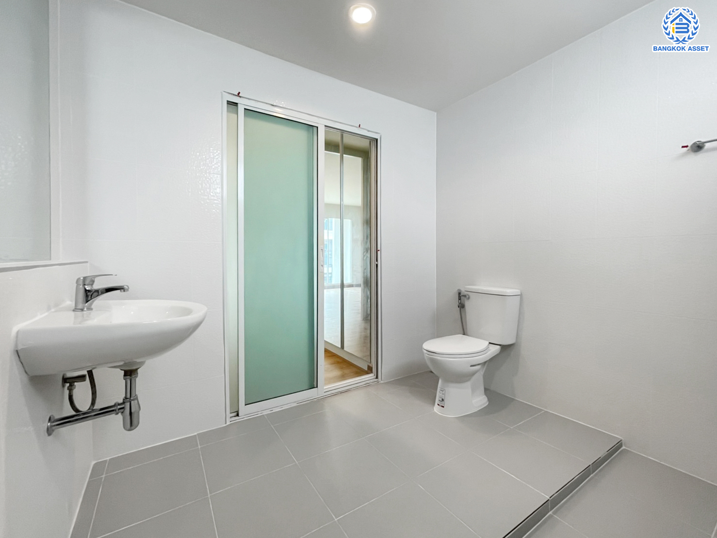 บ้านมือสองตกแต่งใหม่ ทำเลใจกลางเมือง ม.บ้านกลางเมือง ลาดพร้าว87 ทาวน์โฮม 3 ชั้น เนื้อที่ 20.5 ตร.ว. ฟังก์ชัน 3 ห้องนอน 3 ห้องน้ำ จอดรถได้ 2 คัน เชื่อมต่อทั้งถนนเกษตร-นวมินทร์, ลาดพร้าว, รัชโยธินฯ ใกล้ทางด่วนรามอินทรา และรถไฟฟ้าสายสีเหลือง "สถานีลาดพร้าว 83"