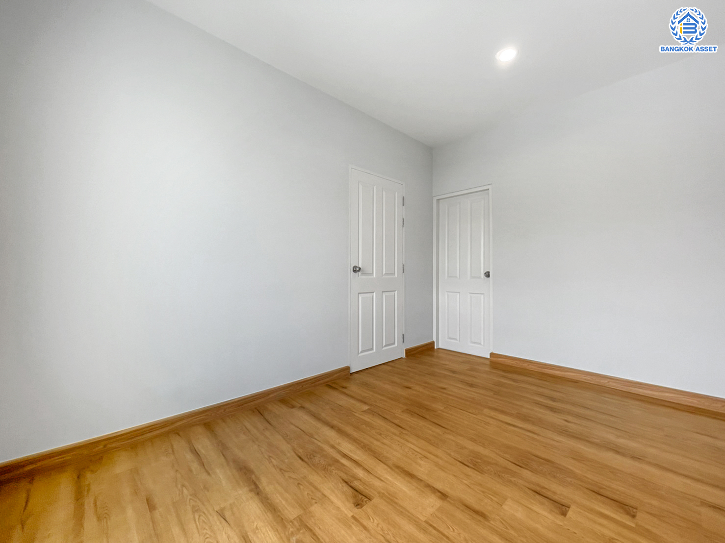 บ้านมือสองตกแต่งใหม่ ทำเลใจกลางเมือง ม.บ้านกลางเมือง ลาดพร้าว87 ทาวน์โฮม 3 ชั้น เนื้อที่ 20.5 ตร.ว. ฟังก์ชัน 3 ห้องนอน 3 ห้องน้ำ จอดรถได้ 2 คัน เชื่อมต่อทั้งถนนเกษตร-นวมินทร์, ลาดพร้าว, รัชโยธินฯ ใกล้ทางด่วนรามอินทรา และรถไฟฟ้าสายสีเหลือง "สถานีลาดพร้าว 83"