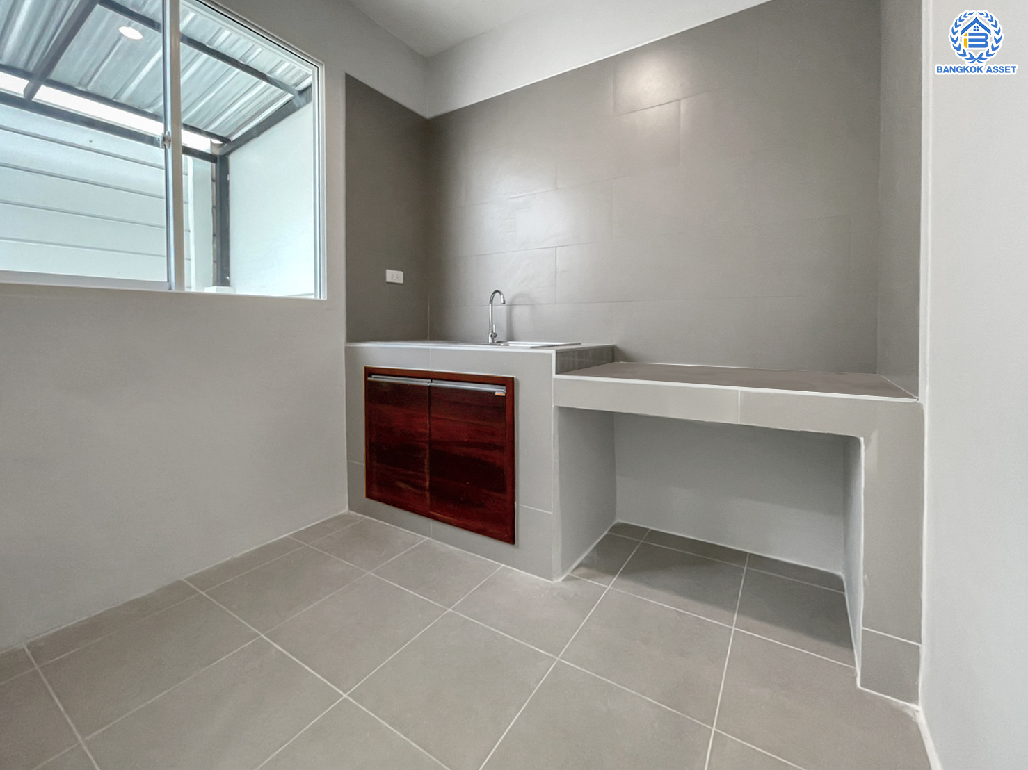 บ้านมือสองตกแต่งใหม่ ทำเลใจกลางเมือง ม.บ้านกลางเมือง ลาดพร้าว87 ทาวน์โฮม 3 ชั้น เนื้อที่ 20.5 ตร.ว. ฟังก์ชัน 3 ห้องนอน 3 ห้องน้ำ จอดรถได้ 2 คัน เชื่อมต่อทั้งถนนเกษตร-นวมินทร์, ลาดพร้าว, รัชโยธินฯ ใกล้ทางด่วนรามอินทรา และรถไฟฟ้าสายสีเหลือง "สถานีลาดพร้าว 83"