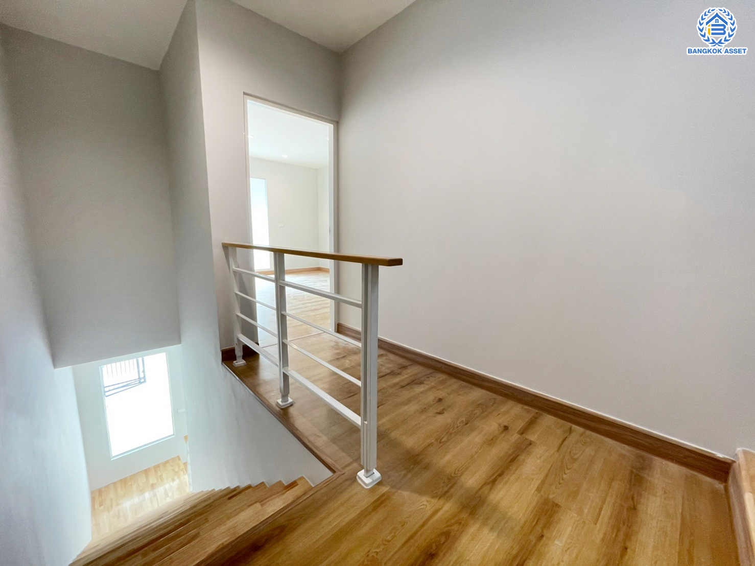 บ้านมือสองตกแต่งใหม่ ทำเลใจกลางเมือง ม.บ้านกลางเมือง ลาดพร้าว87 ทาวน์โฮม 3 ชั้น เนื้อที่ 20.5 ตร.ว. ฟังก์ชัน 3 ห้องนอน 3 ห้องน้ำ จอดรถได้ 2 คัน เชื่อมต่อทั้งถนนเกษตร-นวมินทร์, ลาดพร้าว, รัชโยธินฯ ใกล้ทางด่วนรามอินทรา และรถไฟฟ้าสายสีเหลือง "สถานีลาดพร้าว 83"