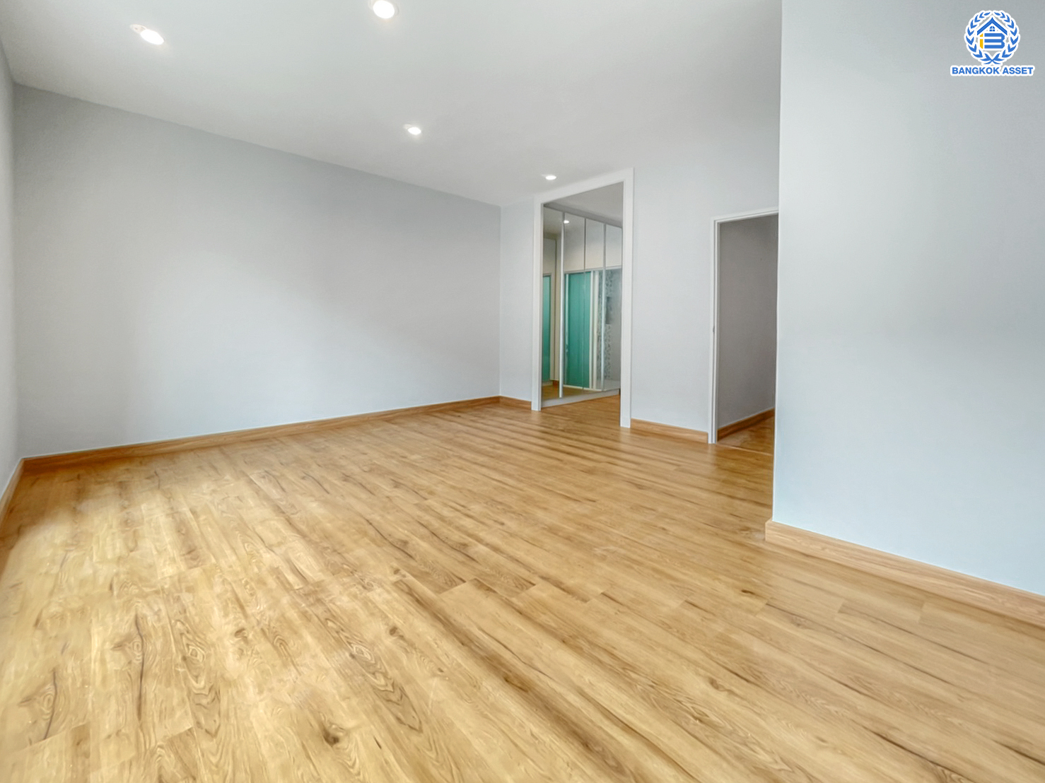 บ้านมือสองตกแต่งใหม่ ทำเลใจกลางเมือง ม.บ้านกลางเมือง ลาดพร้าว87 ทาวน์โฮม 3 ชั้น เนื้อที่ 20.5 ตร.ว. ฟังก์ชัน 3 ห้องนอน 3 ห้องน้ำ จอดรถได้ 2 คัน เชื่อมต่อทั้งถนนเกษตร-นวมินทร์, ลาดพร้าว, รัชโยธินฯ ใกล้ทางด่วนรามอินทรา และรถไฟฟ้าสายสีเหลือง "สถานีลาดพร้าว 83"