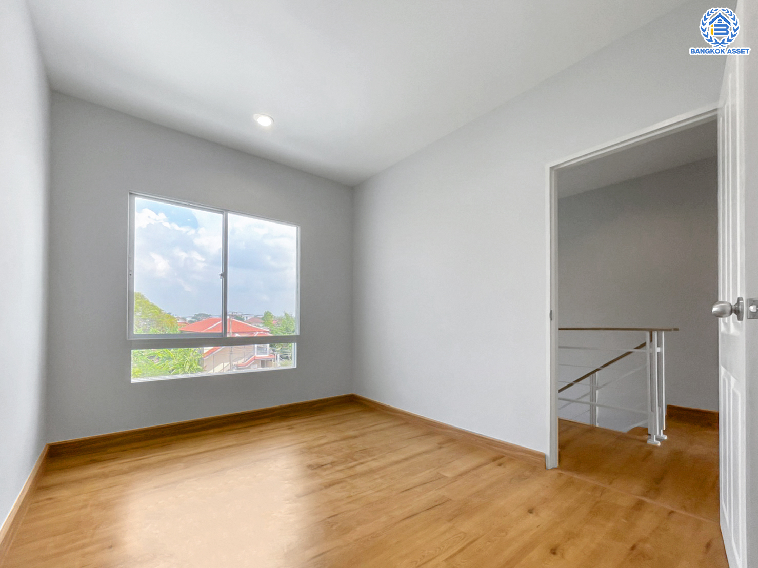 บ้านมือสองตกแต่งใหม่ ทำเลใจกลางเมือง ม.บ้านกลางเมือง ลาดพร้าว87 ทาวน์โฮม 3 ชั้น เนื้อที่ 20.5 ตร.ว. ฟังก์ชัน 3 ห้องนอน 3 ห้องน้ำ จอดรถได้ 2 คัน เชื่อมต่อทั้งถนนเกษตร-นวมินทร์, ลาดพร้าว, รัชโยธินฯ ใกล้ทางด่วนรามอินทรา และรถไฟฟ้าสายสีเหลือง "สถานีลาดพร้าว 83"