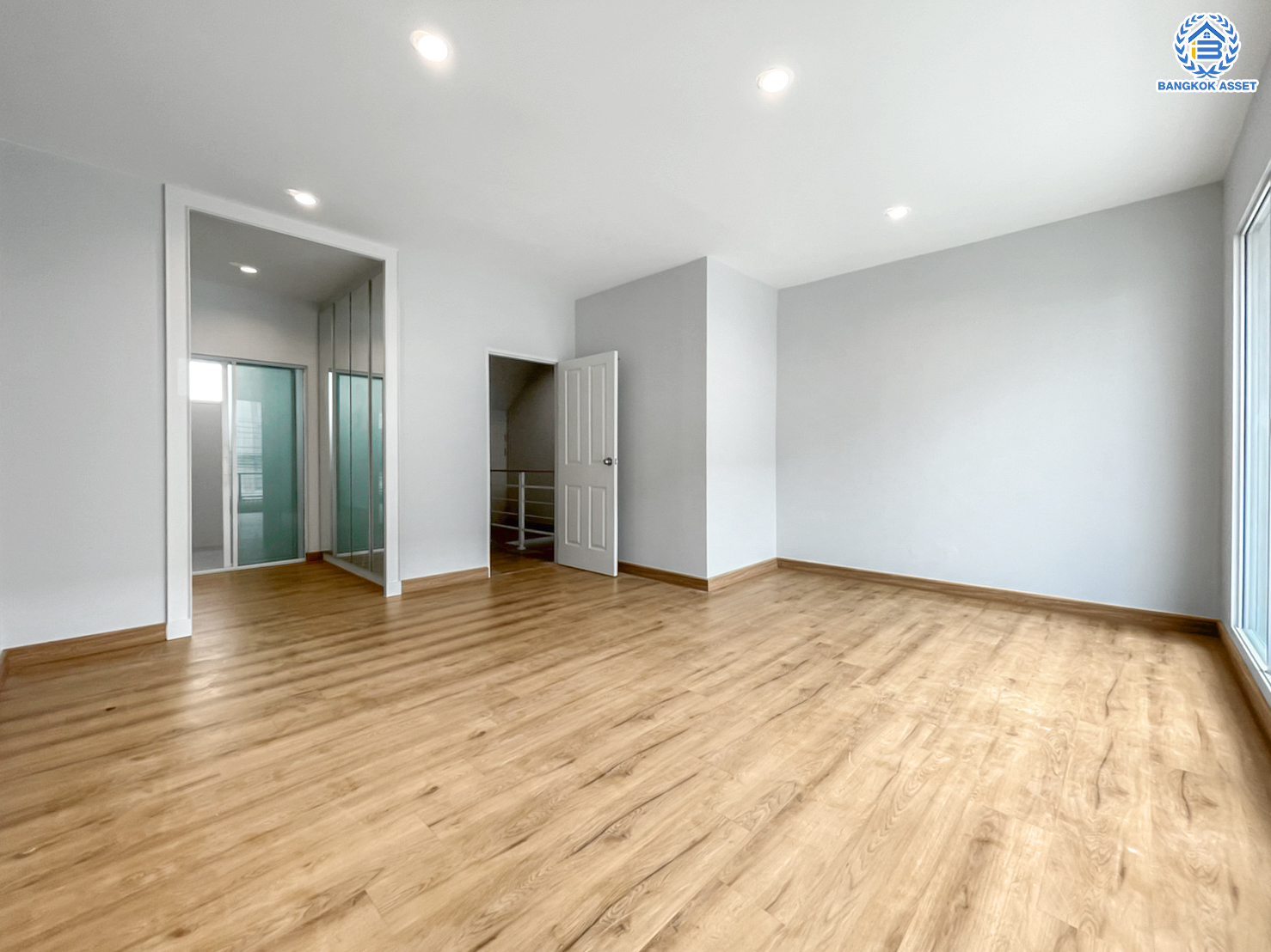 บ้านมือสองตกแต่งใหม่ ทำเลใจกลางเมือง ม.บ้านกลางเมือง ลาดพร้าว87 ทาวน์โฮม 3 ชั้น เนื้อที่ 20.5 ตร.ว. ฟังก์ชัน 3 ห้องนอน 3 ห้องน้ำ จอดรถได้ 2 คัน เชื่อมต่อทั้งถนนเกษตร-นวมินทร์, ลาดพร้าว, รัชโยธินฯ ใกล้ทางด่วนรามอินทรา และรถไฟฟ้าสายสีเหลือง "สถานีลาดพร้าว 83"