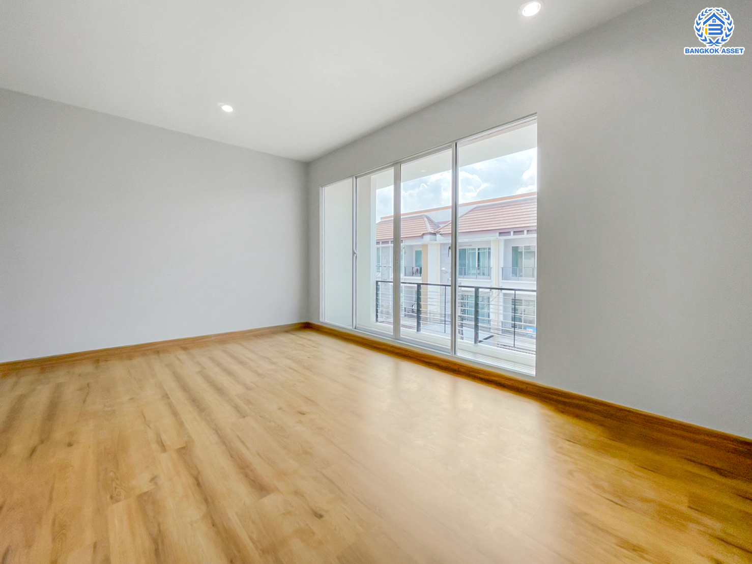 บ้านมือสองตกแต่งใหม่ ทำเลใจกลางเมือง ม.บ้านกลางเมือง ลาดพร้าว87 ทาวน์โฮม 3 ชั้น เนื้อที่ 20.5 ตร.ว. ฟังก์ชัน 3 ห้องนอน 3 ห้องน้ำ จอดรถได้ 2 คัน เชื่อมต่อทั้งถนนเกษตร-นวมินทร์, ลาดพร้าว, รัชโยธินฯ ใกล้ทางด่วนรามอินทรา และรถไฟฟ้าสายสีเหลือง "สถานีลาดพร้าว 83"