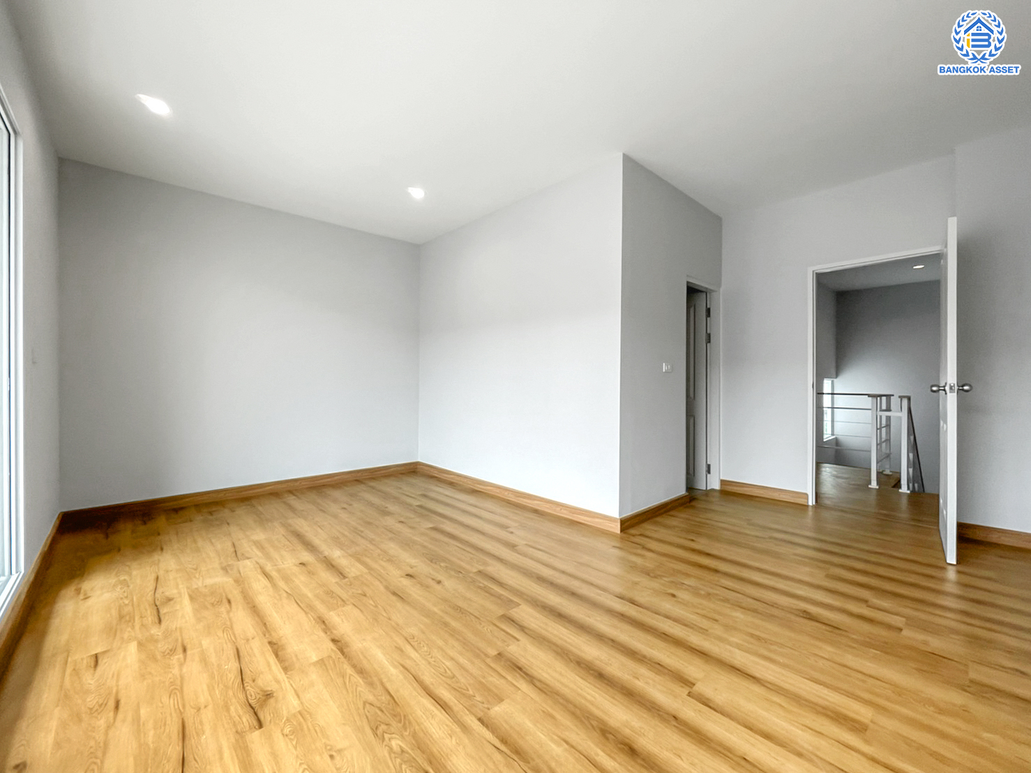 บ้านมือสองตกแต่งใหม่ ทำเลใจกลางเมือง ม.บ้านกลางเมือง ลาดพร้าว87 ทาวน์โฮม 3 ชั้น เนื้อที่ 20.5 ตร.ว. ฟังก์ชัน 3 ห้องนอน 3 ห้องน้ำ จอดรถได้ 2 คัน เชื่อมต่อทั้งถนนเกษตร-นวมินทร์, ลาดพร้าว, รัชโยธินฯ ใกล้ทางด่วนรามอินทรา และรถไฟฟ้าสายสีเหลือง "สถานีลาดพร้าว 83"