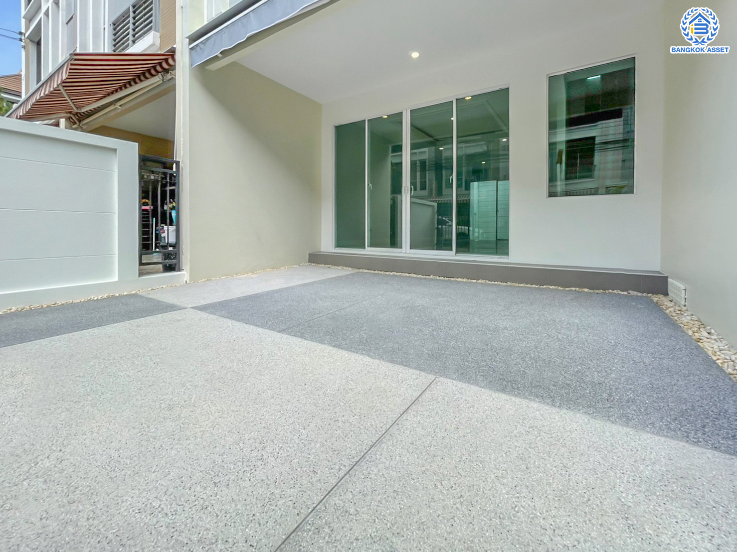 บ้านมือสองตกแต่งใหม่ ทำเลใจกลางเมือง ม.บ้านกลางเมือง ลาดพร้าว87 ทาวน์โฮม 3 ชั้น เนื้อที่ 20.5 ตร.ว. ฟังก์ชัน 3 ห้องนอน 3 ห้องน้ำ จอดรถได้ 2 คัน เชื่อมต่อทั้งถนนเกษตร-นวมินทร์, ลาดพร้าว, รัชโยธินฯ ใกล้ทางด่วนรามอินทรา และรถไฟฟ้าสายสีเหลือง "สถานีลาดพร้าว 83"