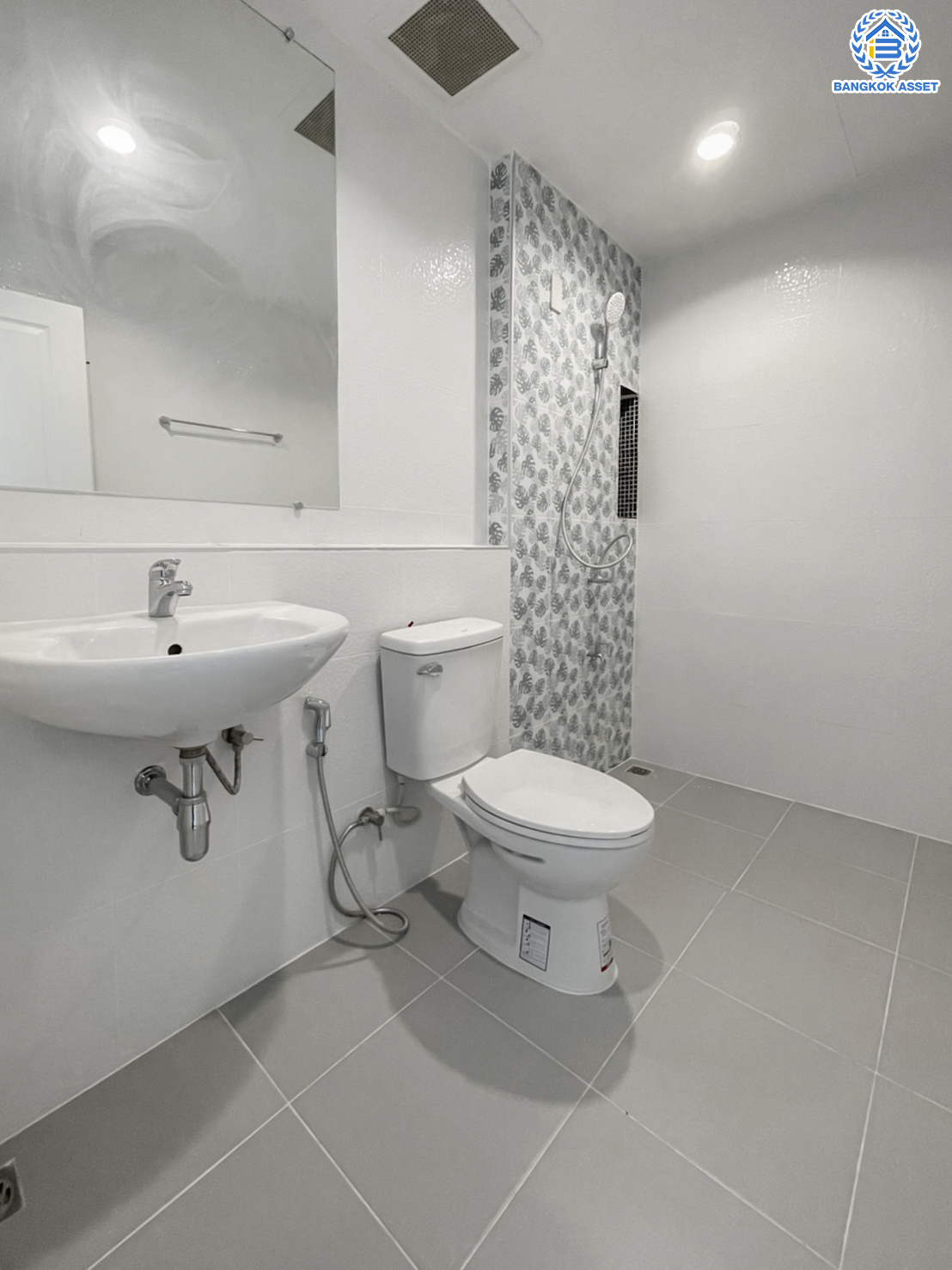 บ้านมือสองตกแต่งใหม่ ทำเลใจกลางเมือง ม.บ้านกลางเมือง ลาดพร้าว87 ทาวน์โฮม 3 ชั้น เนื้อที่ 20.5 ตร.ว. ฟังก์ชัน 3 ห้องนอน 3 ห้องน้ำ จอดรถได้ 2 คัน เชื่อมต่อทั้งถนนเกษตร-นวมินทร์, ลาดพร้าว, รัชโยธินฯ ใกล้ทางด่วนรามอินทรา และรถไฟฟ้าสายสีเหลือง "สถานีลาดพร้าว 83"