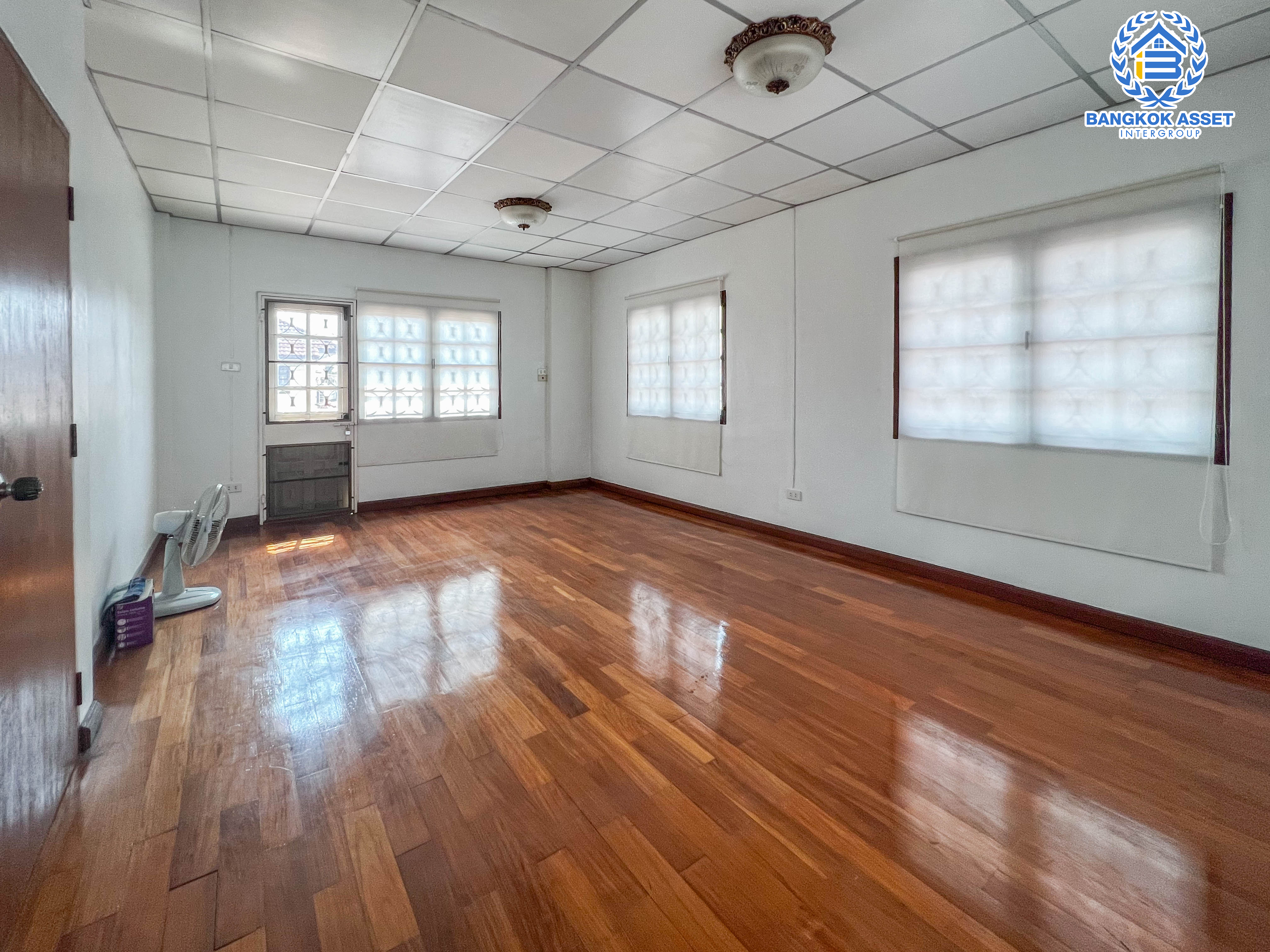 *****บ้านเดี่ยวมือสองย่านนนทบุรี ม.มณียา ท่าอิฐ แบรนด์ Property Perfect หลังใหญ่ เนื้อที่ 68.6 ตร.ว. ฟังก์ชันครบ! 3 ห้องนอน 2 ห้องน้ำ 3 ที่จอดรถ บนทำเลที่ดีที่สุด! เชื่อมต่อถ.รัตนาธิเบศร์ และถ.ราชพฤกษ์ ใจกลาง 2 เซ็นทรัลฯ ใกล้ MRT "สถานีบางรักน้อยท่าอิฐ" และจุดขึ้นทางด่วน "งามวงศ์วาน"