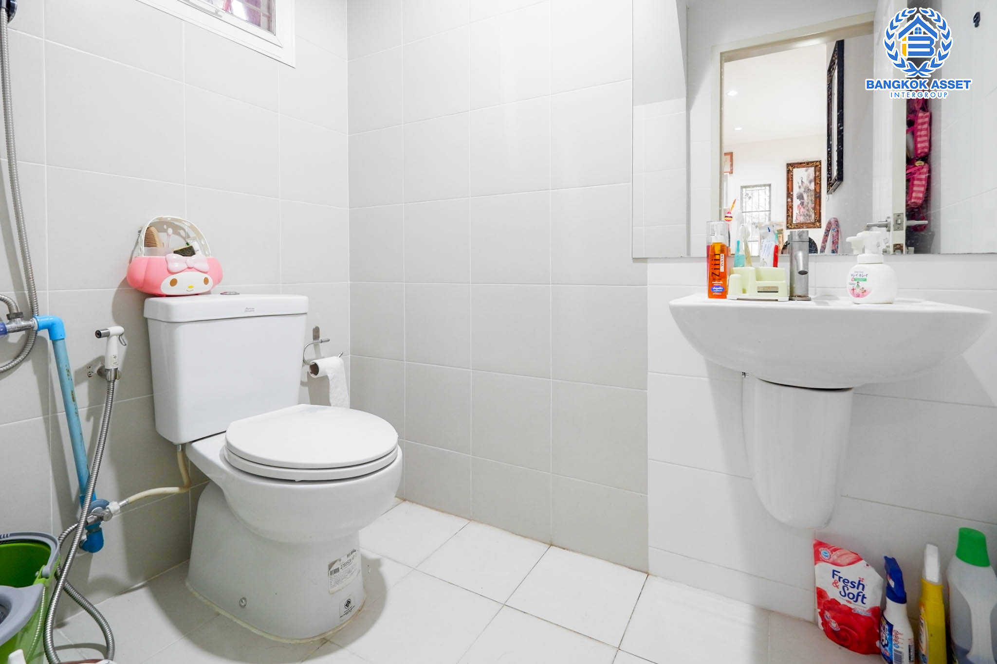 *****บ้านแฝดมือสองย่านกรุงเทพฯ ม.อิคอนเนเจอร์ รามอินทรา109 เนื้อที่กว้างขวาง 41.20 ตร.ว.  บ้านแฝดไซส์ใหญ่หลังเดียวในโครงการ ฟังก์ชัน 3 ห้องนอน 3 ห้องน้ำ ที่จอดรถ 2 คัน ทำเลดี  ใกล้รถไฟฟ้าสายสีชมพู "สถานีบางชัน" จุดขึ้นทางด่วน "รามอินทรา-อาจณรงค์"