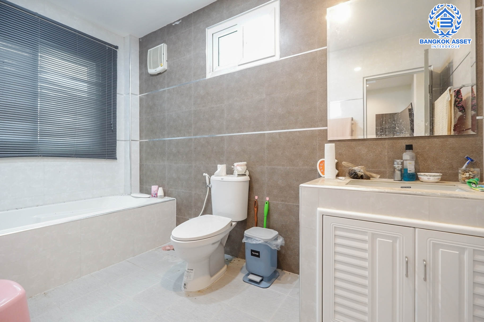 *****บ้านเดี่ยวมือสองย่านกรุงเทพฯ ม.เอเวอร์กรีน ซิตี้ กาญจนาภิเษก เนื้อที่กว้างขวางมากถึง 150 ตร.ว. ฟังก์ชัน 4 ห้องนอน 5 ห้องน้ำ ที่จอดรถ 4 คัน บ้านริมคลอง เนื้อที่รอบบ้านกว้าง ฟรีเฟอร์นิเจอร์รวมมูลค่ากว่า 2 ล้านบาท บนทำเลใกล้รถไฟฟ้าสายสีน้ำเงิน "สถานีหลักสอง" และทางด่วน "ศรีรัช-วงแหวน"