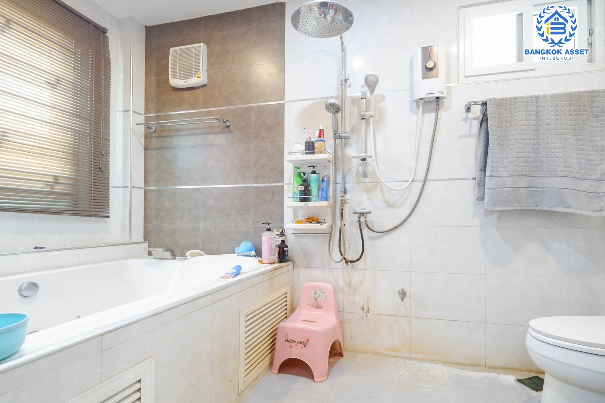 *****บ้านเดี่ยวมือสองย่านกรุงเทพฯ ม.เอเวอร์กรีน ซิตี้ กาญจนาภิเษก เนื้อที่กว้างขวางมากถึง 150 ตร.ว. ฟังก์ชัน 4 ห้องนอน 5 ห้องน้ำ ที่จอดรถ 4 คัน บ้านริมคลอง เนื้อที่รอบบ้านกว้าง ฟรีเฟอร์นิเจอร์รวมมูลค่ากว่า 2 ล้านบาท บนทำเลใกล้รถไฟฟ้าสายสีน้ำเงิน "สถานีหลักสอง" และทางด่วน "ศรีรัช-วงแหวน"